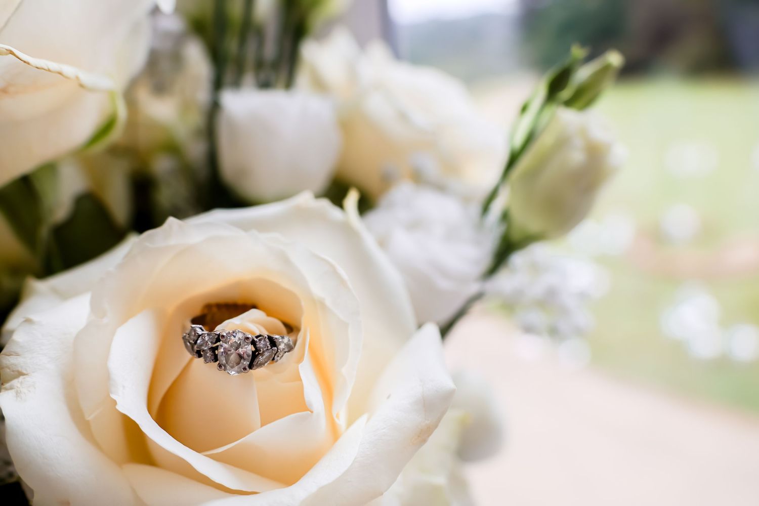 Détail bouquet mariée et bague de fiançailles