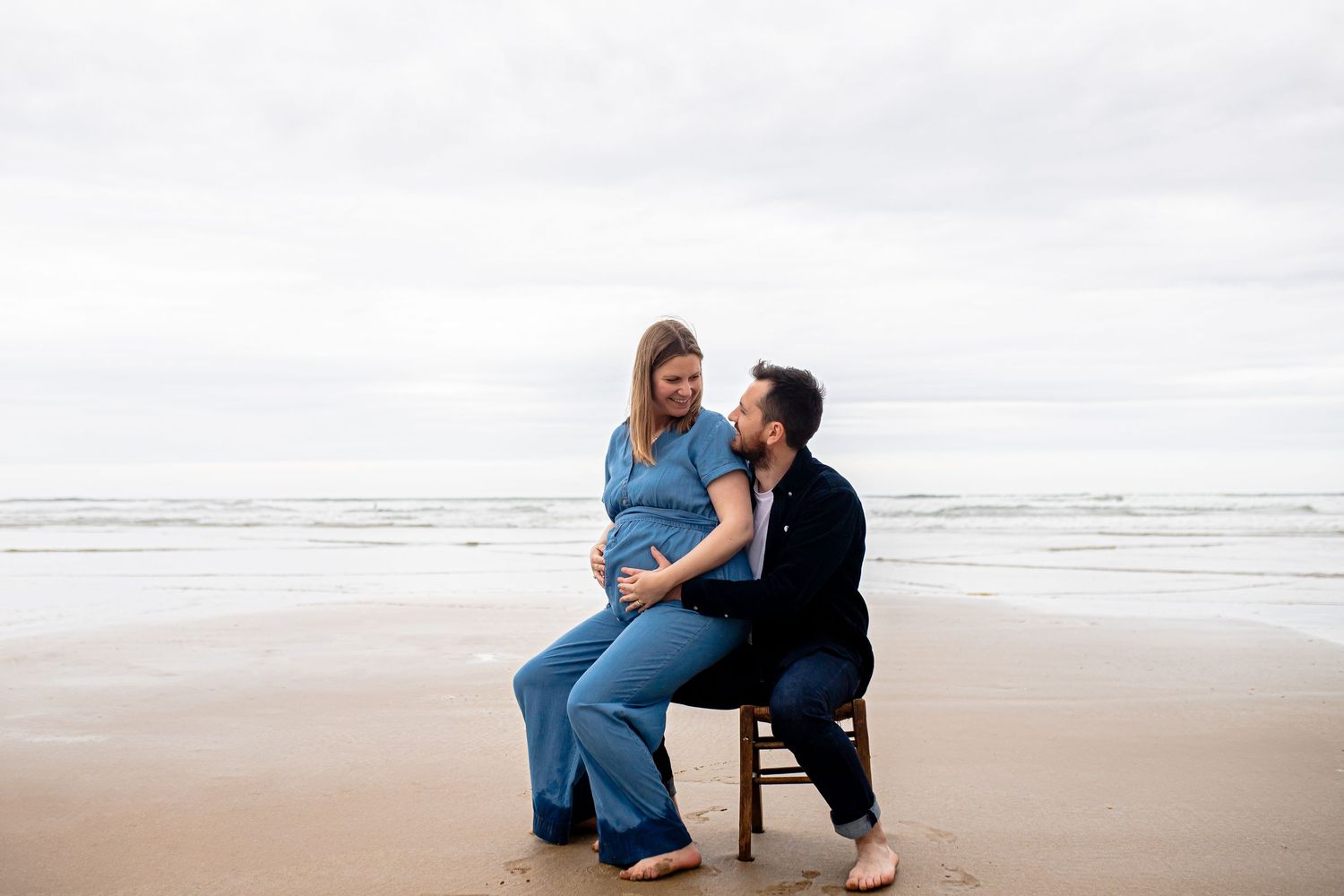 couple assis sur la plage