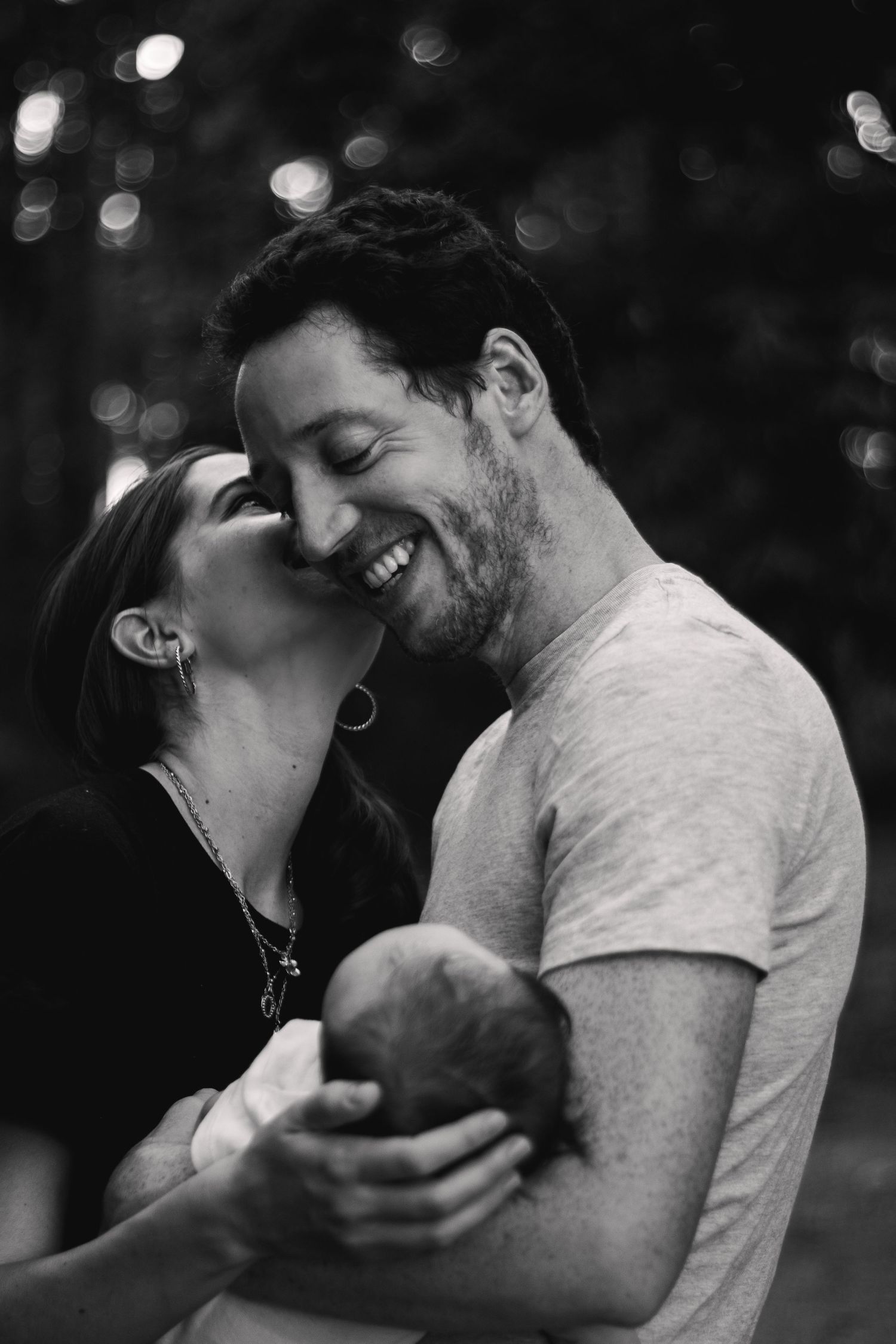 photo de famille avec bébé bisous