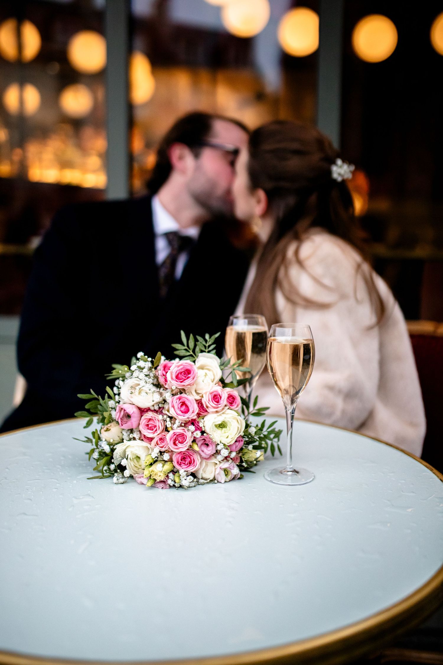 bouquet et champagne bar café chic mariés mariée