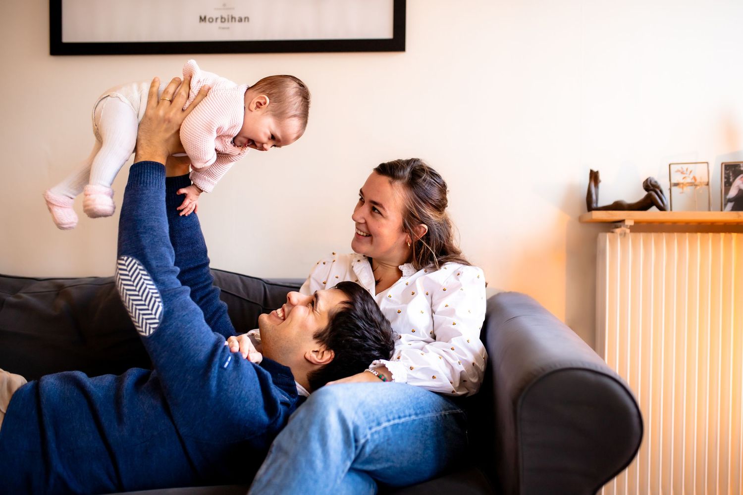 couple avec bébé dans le salon