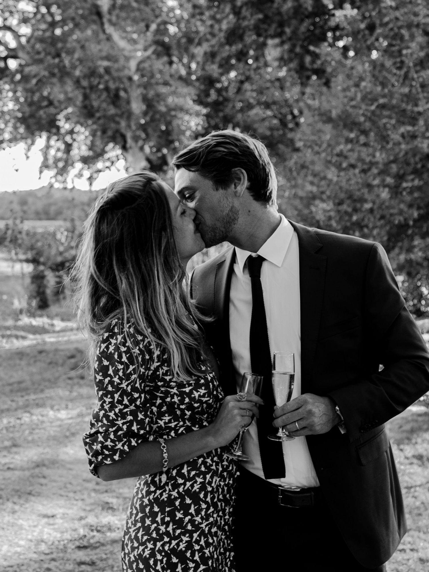 couple s'embrasse mariage