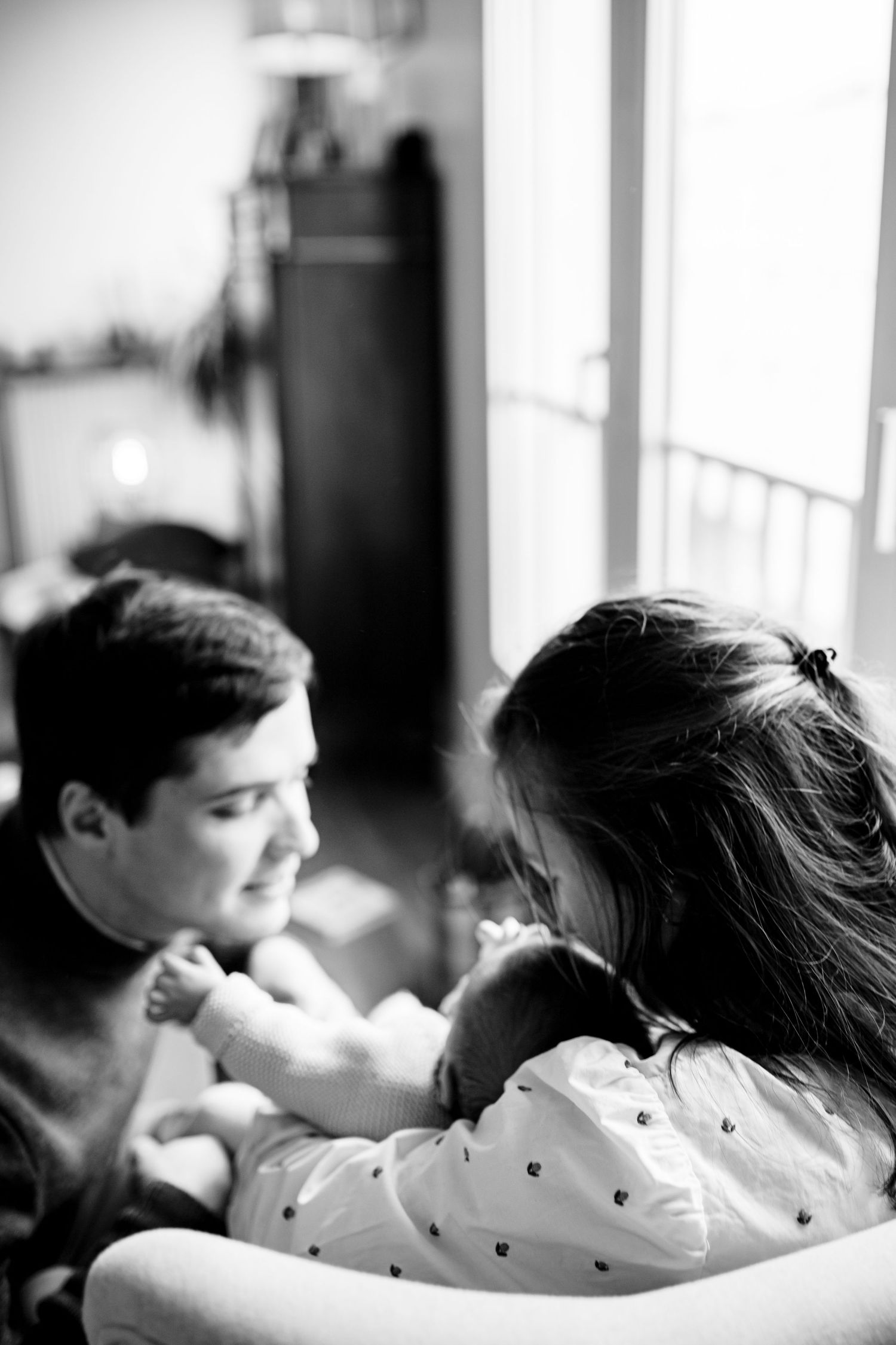 couple avec bébé dans le salon