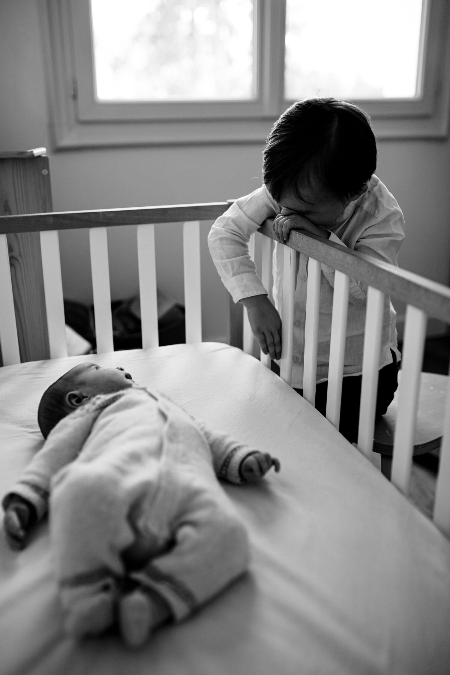 Photo bébé et son frère lit