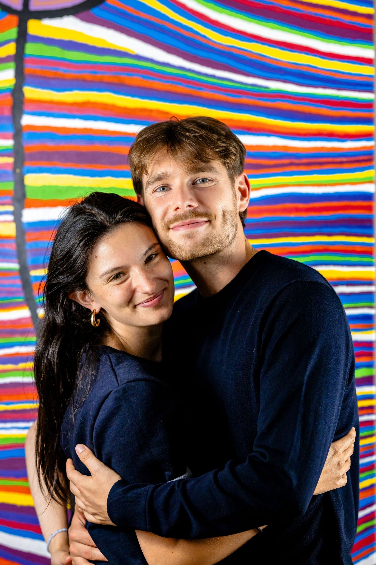 Photo de couple sur fond d'un tableau rayé