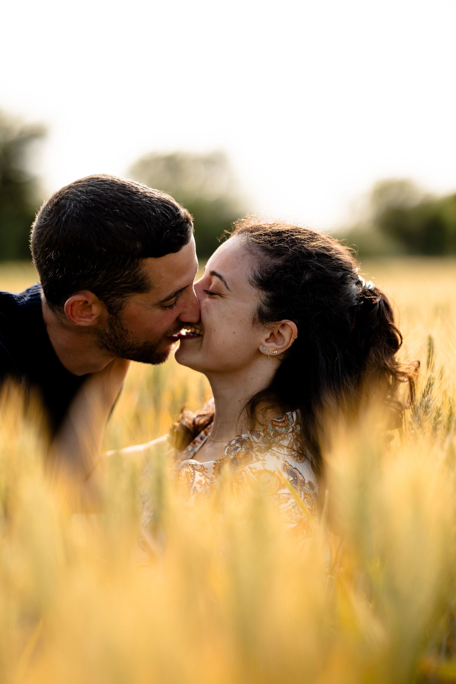 couple qui s'embrasse dans un champ