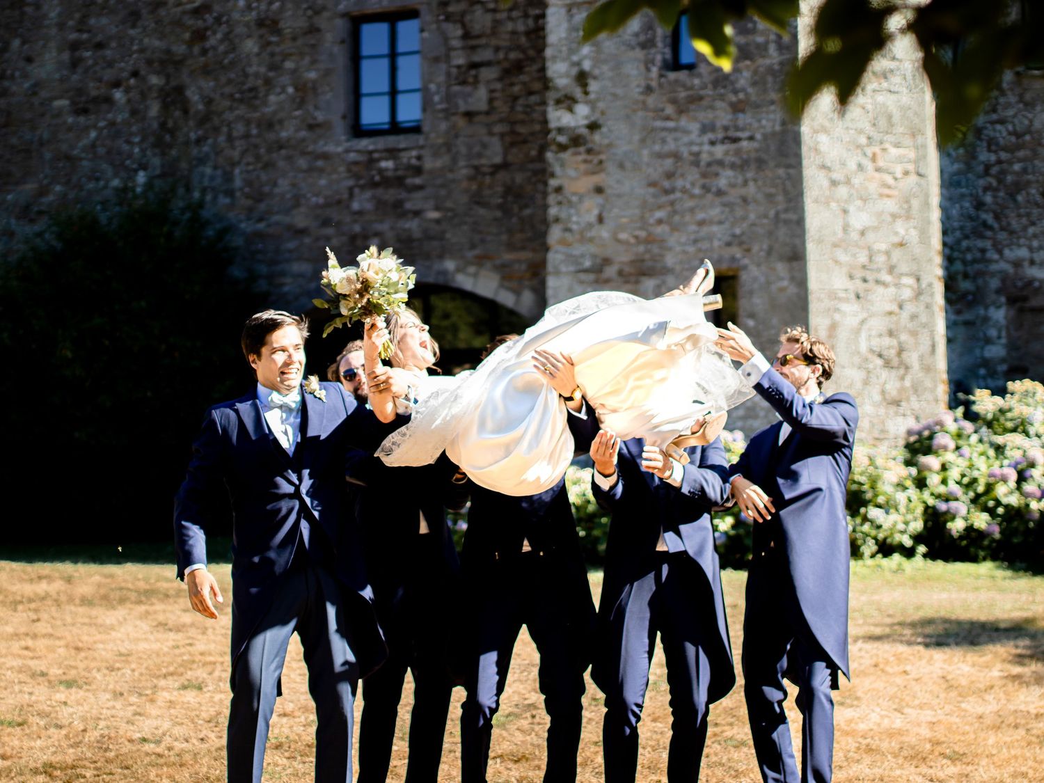 Photo de groupe mariée et témoins saut