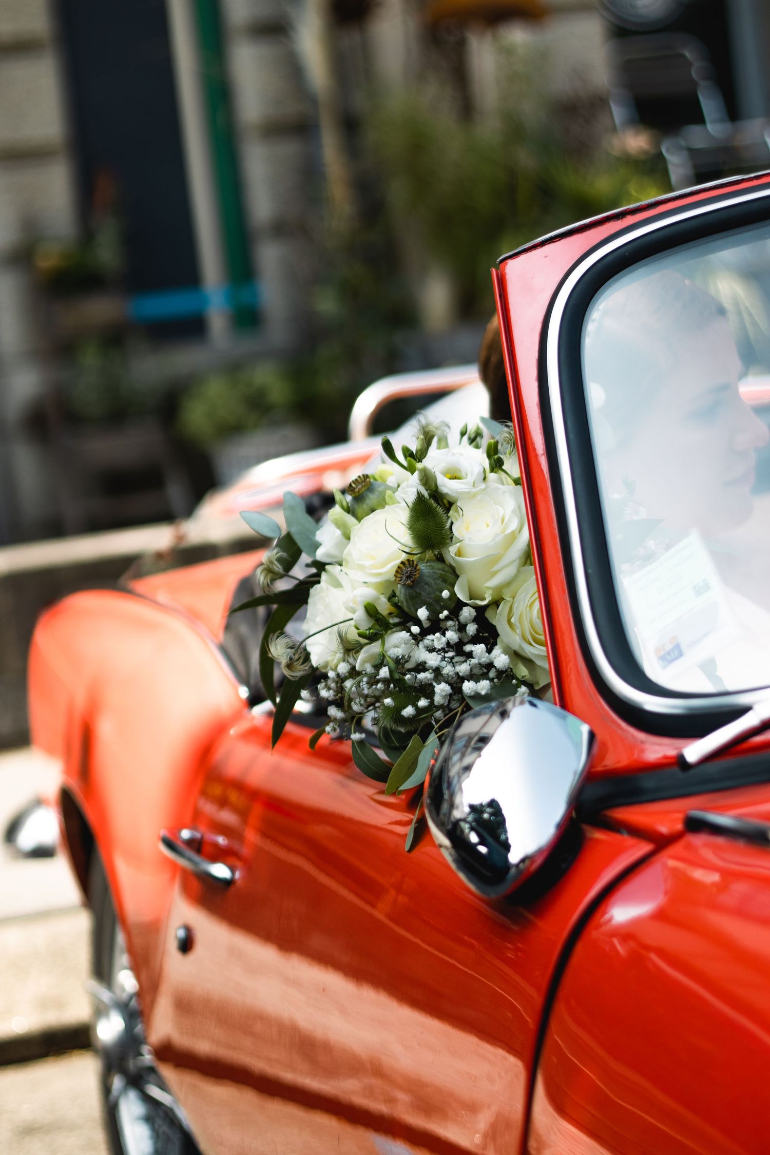 Détail bouquet et voiture mariage