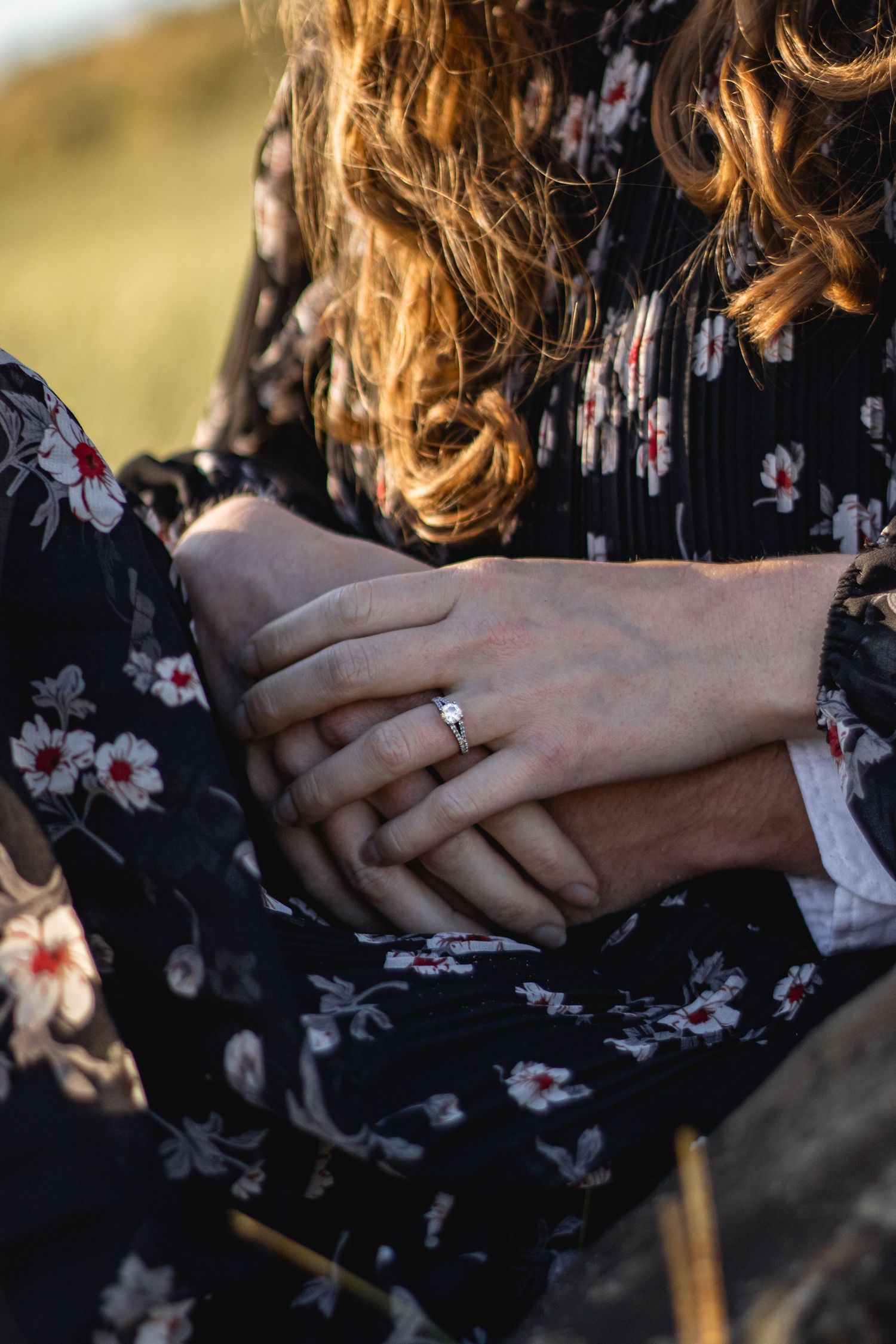 Détail photo de couple main et bague de fiançailles