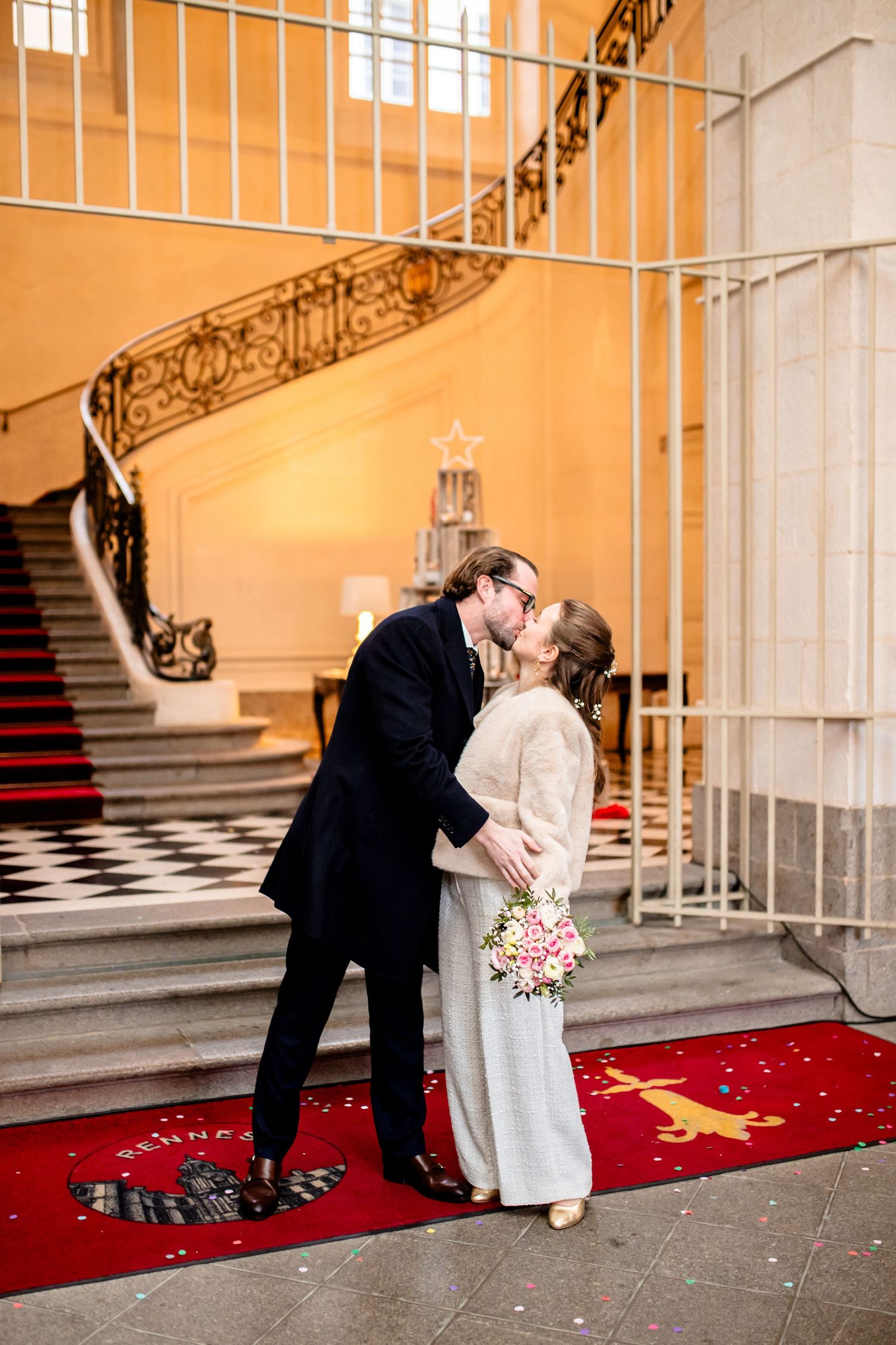 Bisous mariés mairie sortie