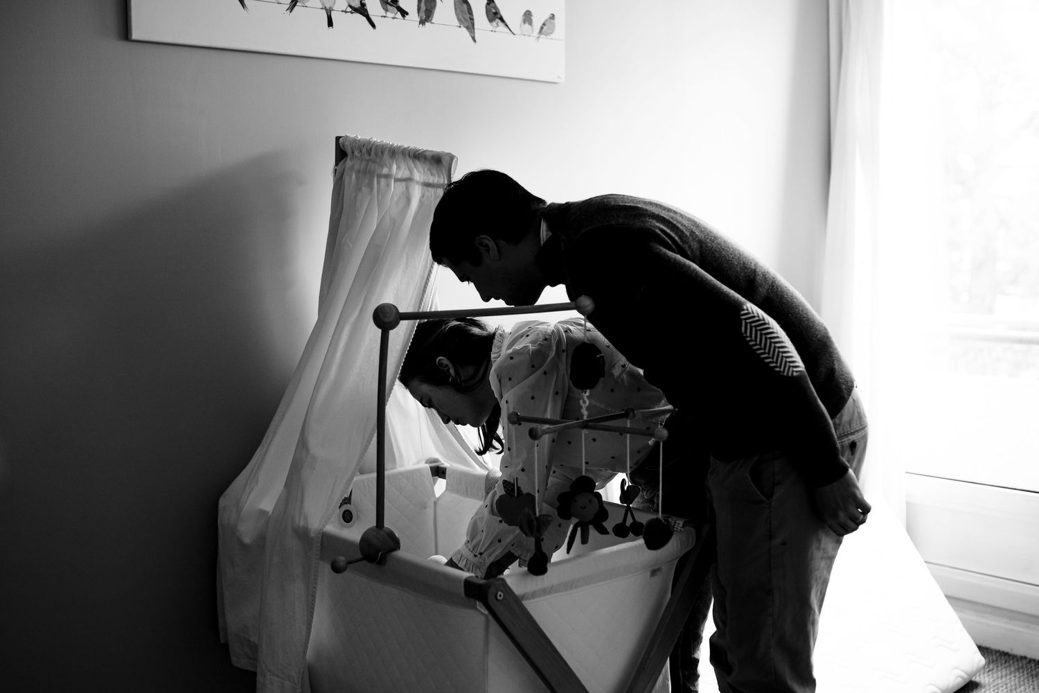couple qui endort bébé dans sa chambre