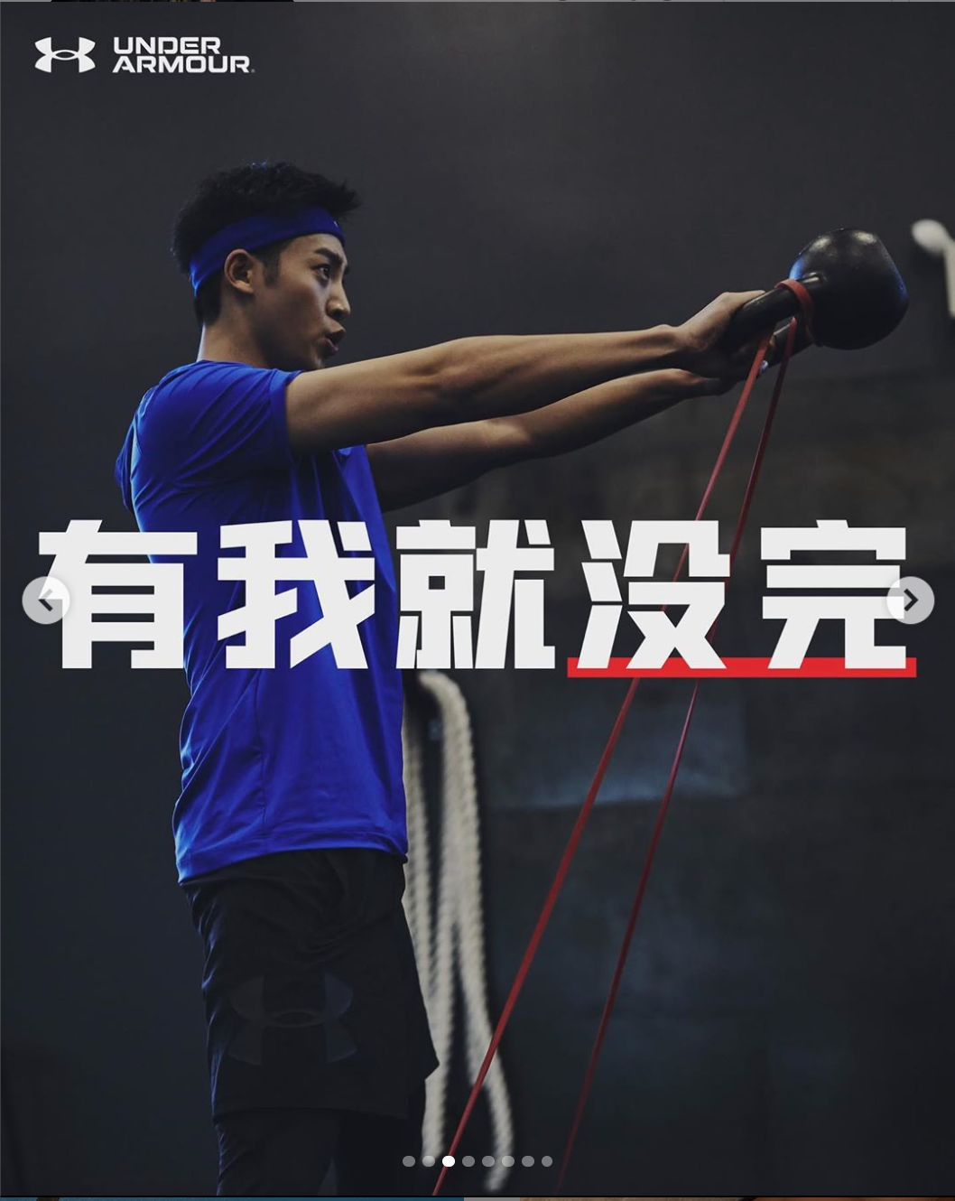 Athletic person in blue shirt working out with resistance bands against dark background with Chinese text overlay.
