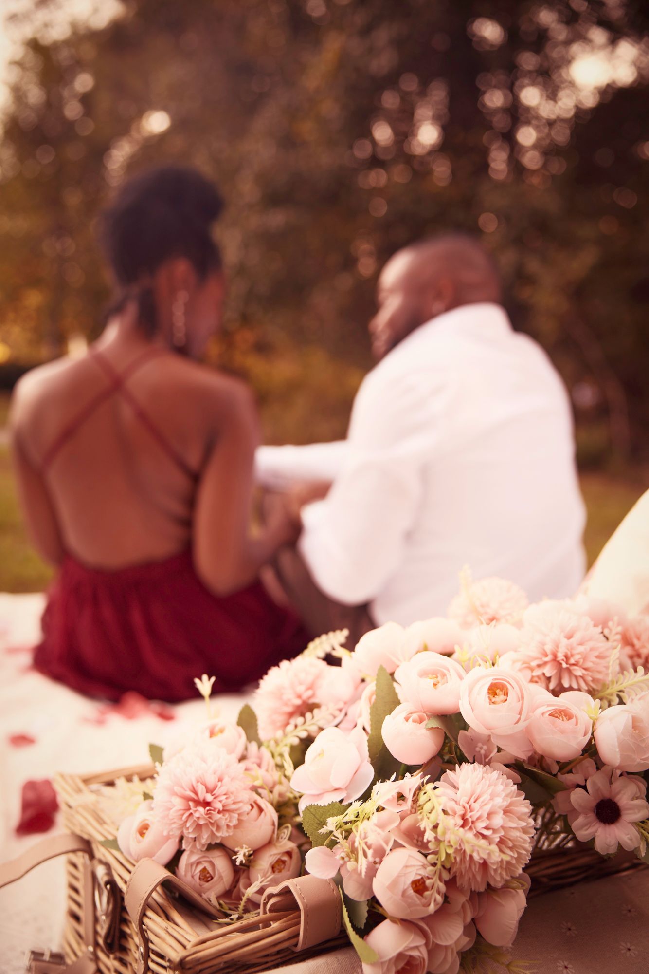 Pink and white floral arrangements with roses and daisies create a romantic setting.