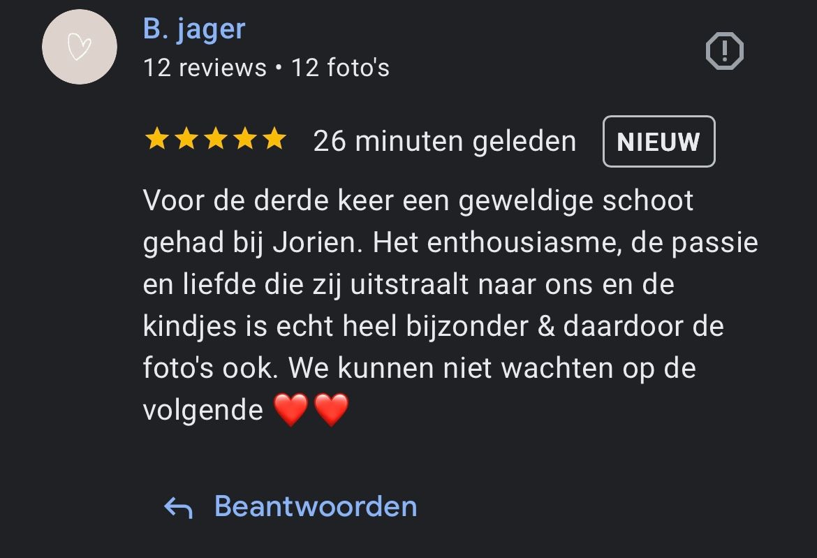 Five-star Google review in Dutch praising photographer Jorien for passion and love shown during a third family photo session.