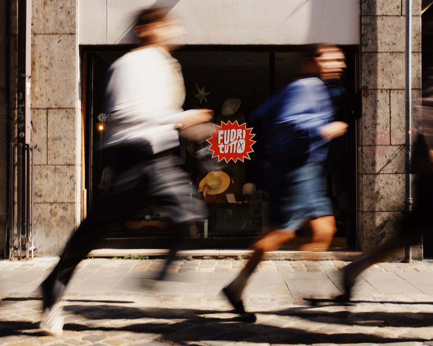 Photograph of people who run in front of Lazzaro Vintage Shop in Rimini. Photography commissioned by the band L'Alba MVMNT by studio sale.