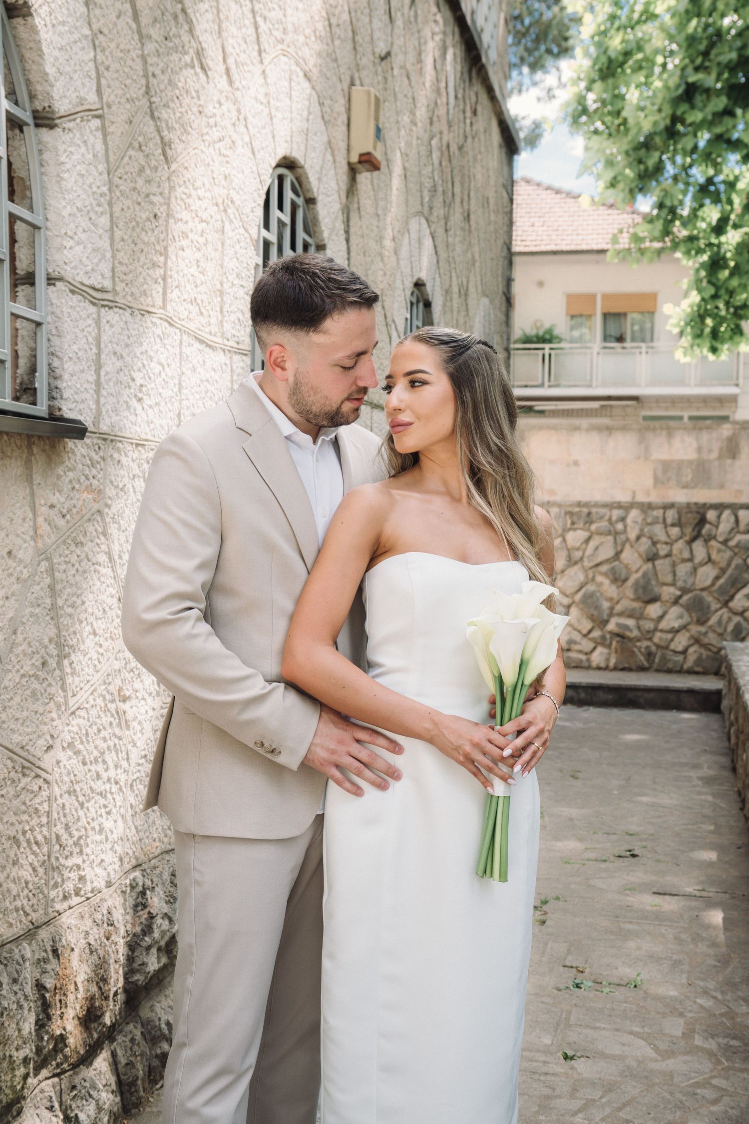 Mladoženja grli mladenku, portret s vjenčanja u Mostaru