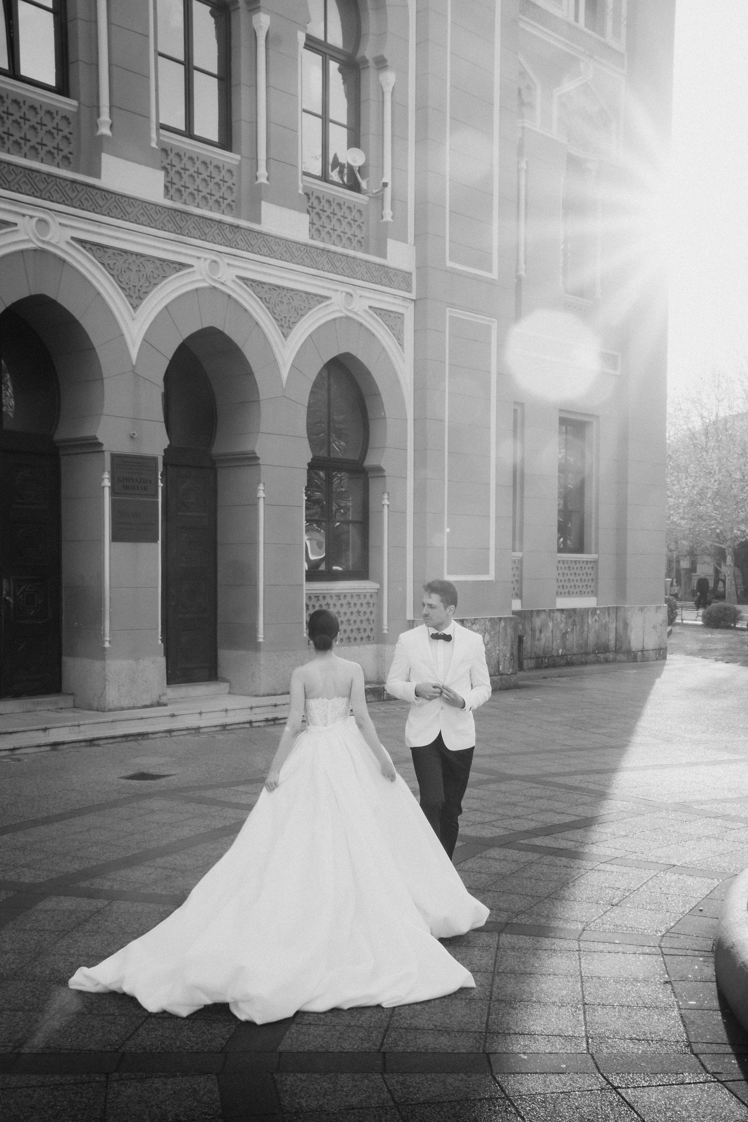 Mladenka hoda dvorištem u kontraluku, fotografiranje vjenčanja Mostar