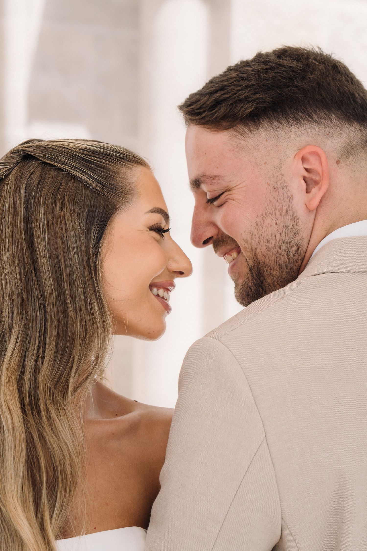 Mladenci se gledaju u nježnom trenutku, fotografiranje vjenčanja Hercegovina