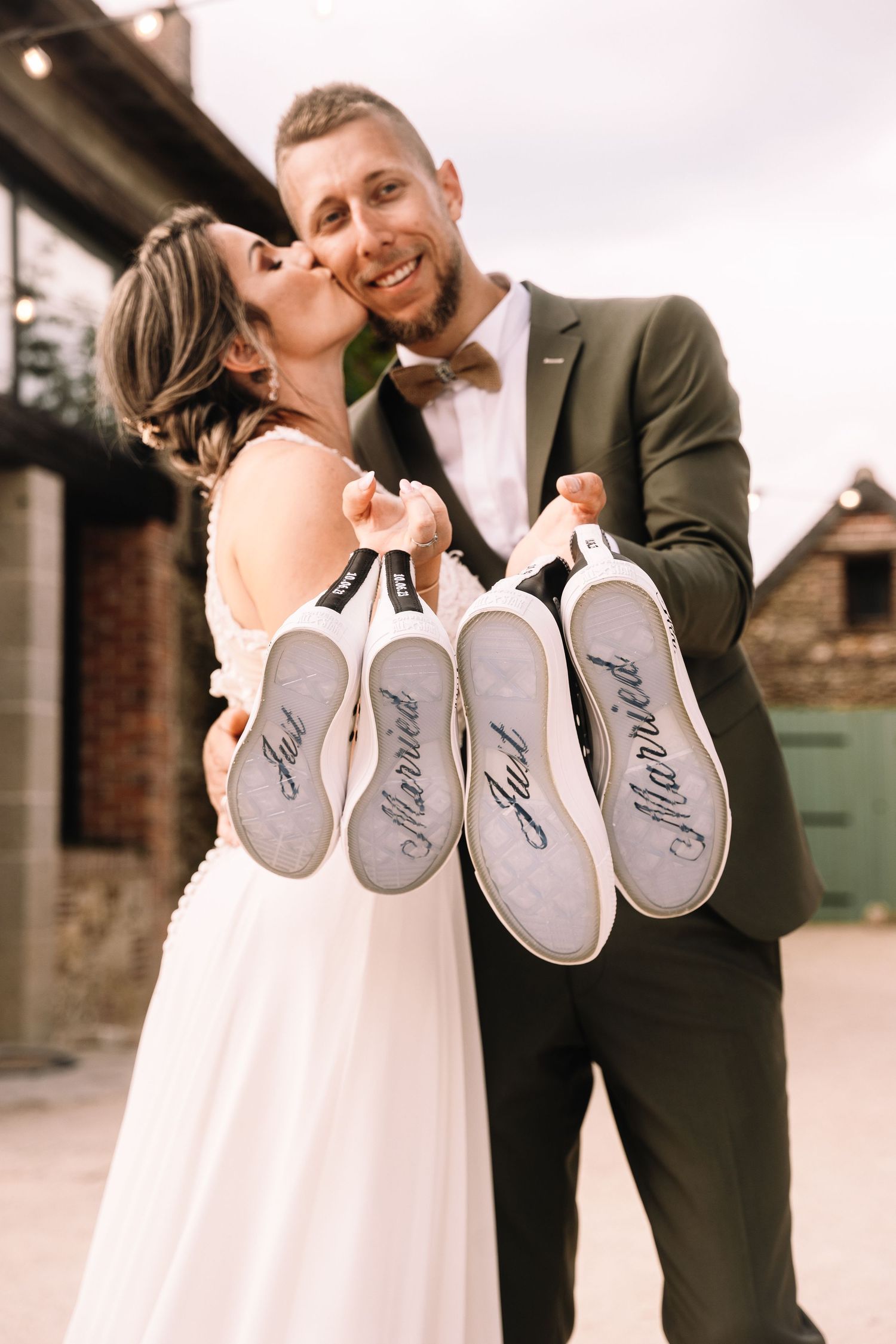 Un couple en tenue de mariage tient des chaussures montrant des messages manuscrits sur les semelles dans une série de photos romantiques