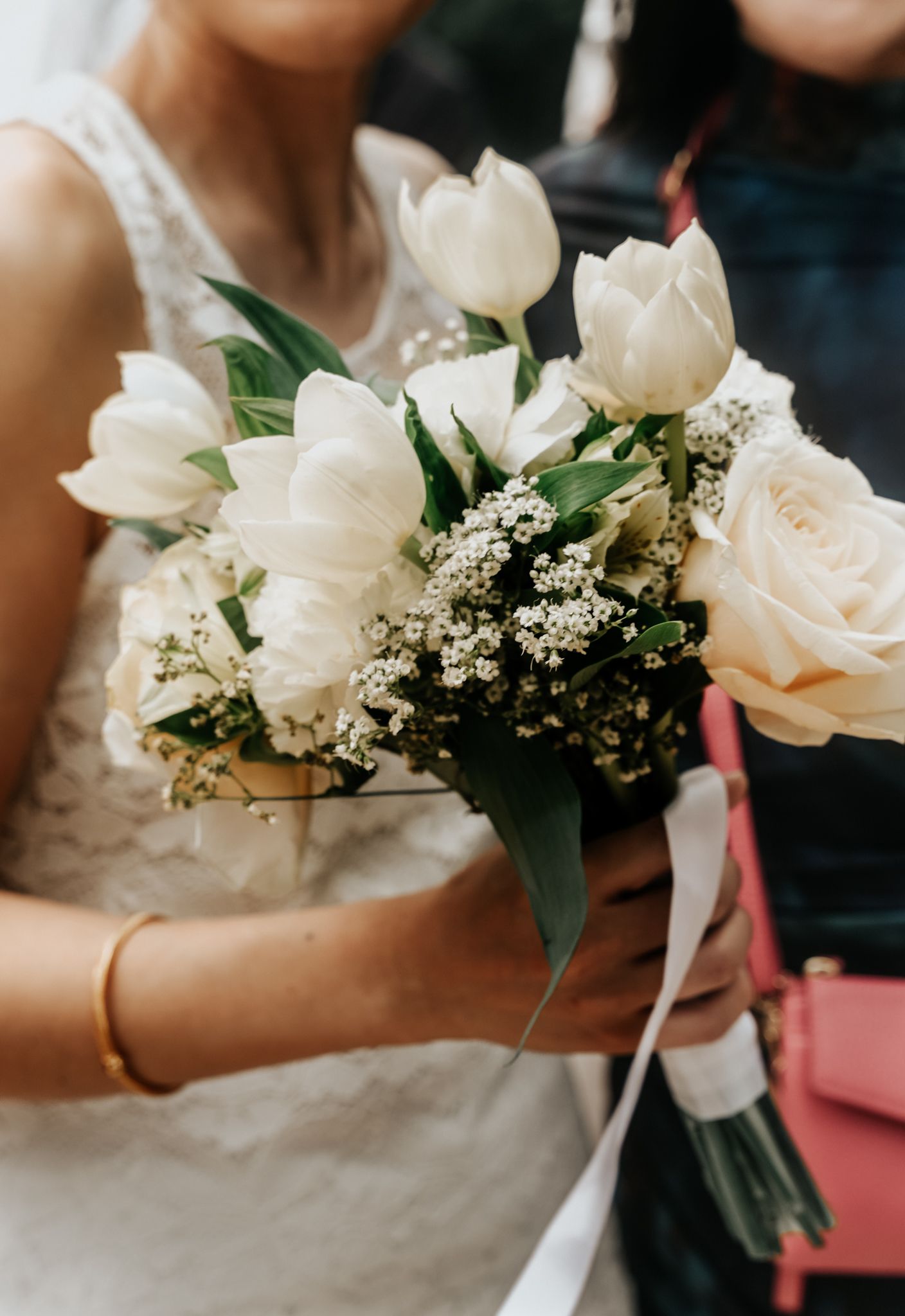 Élégant bouquet de mariage blanc avec des roses, des tulipes