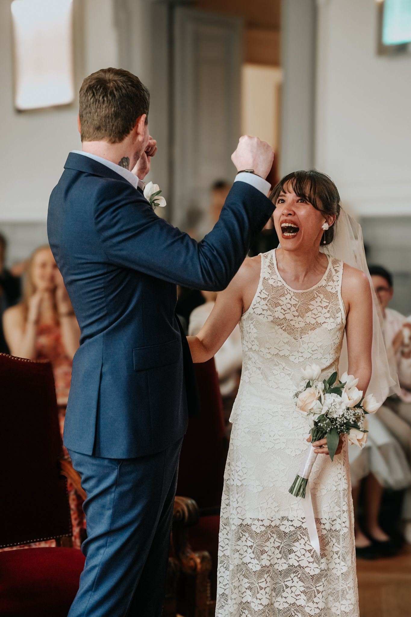 Un couple partageant un moment de joie animé lors de la célébration de leur mariage à la mairie