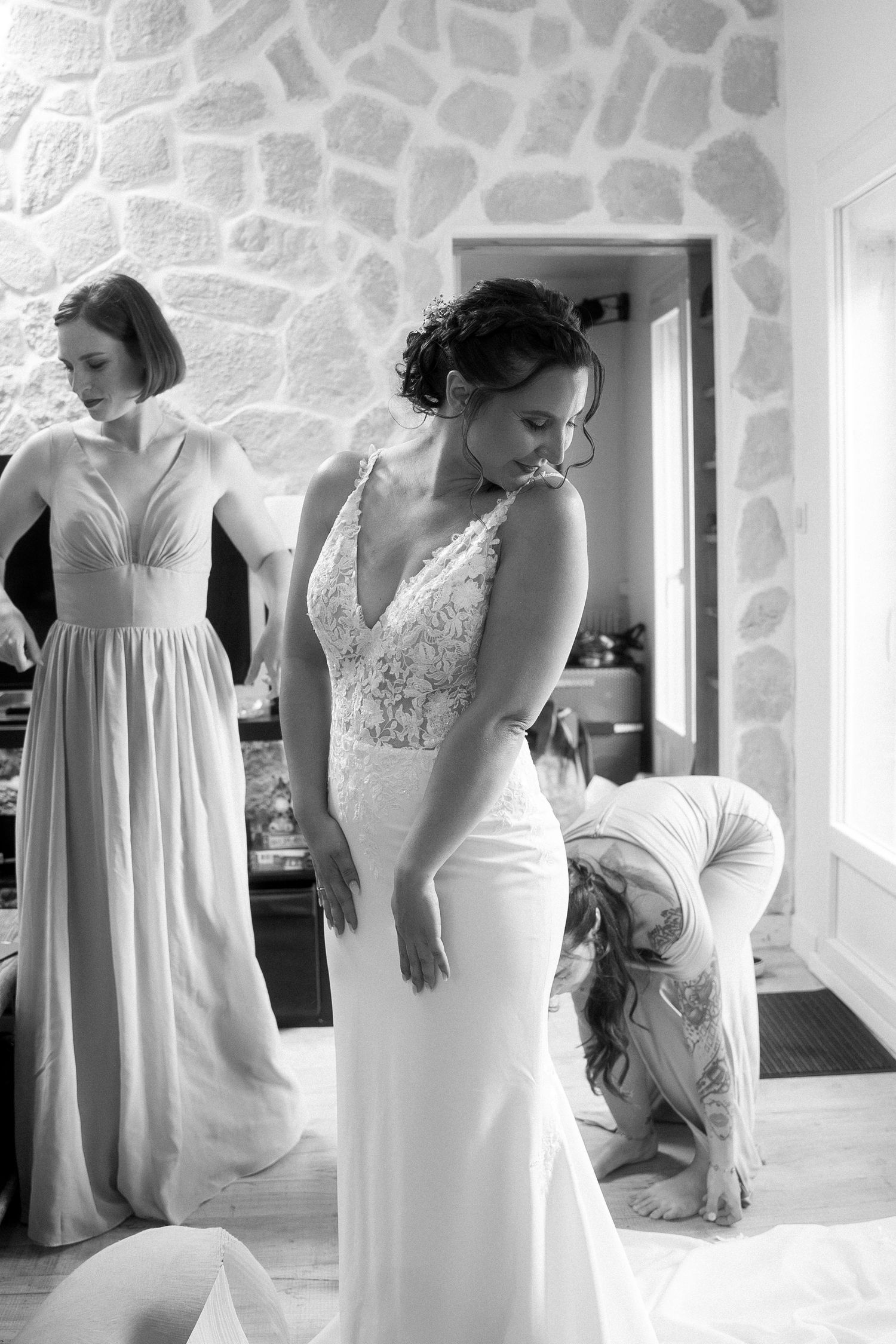 photographe-mariage-troyes-noir-blanc-mariée-robe-amour-préparation
