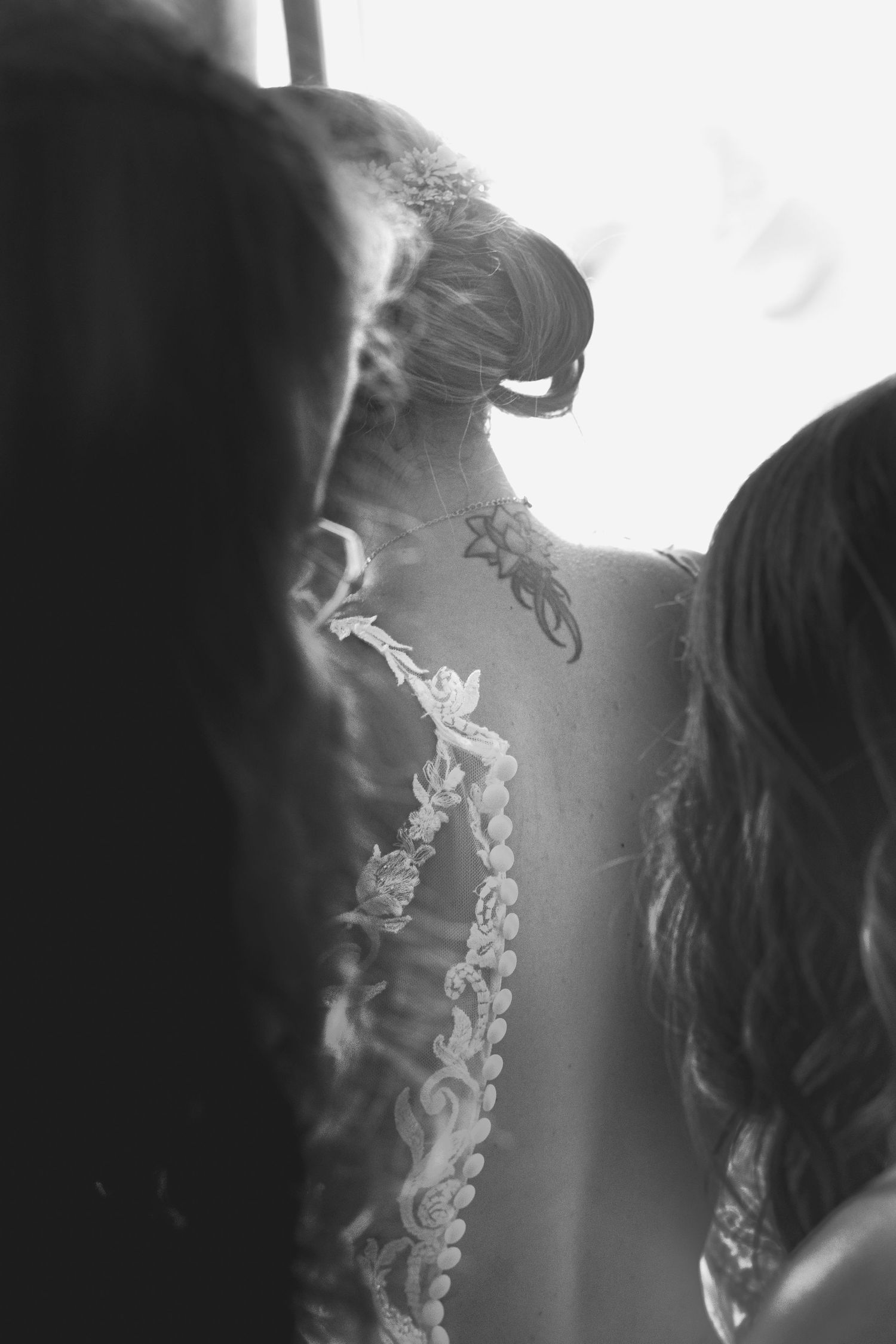 Une photographie en gros plan en noir et blanc montre un profil en silhouette sur un fond lumineux.