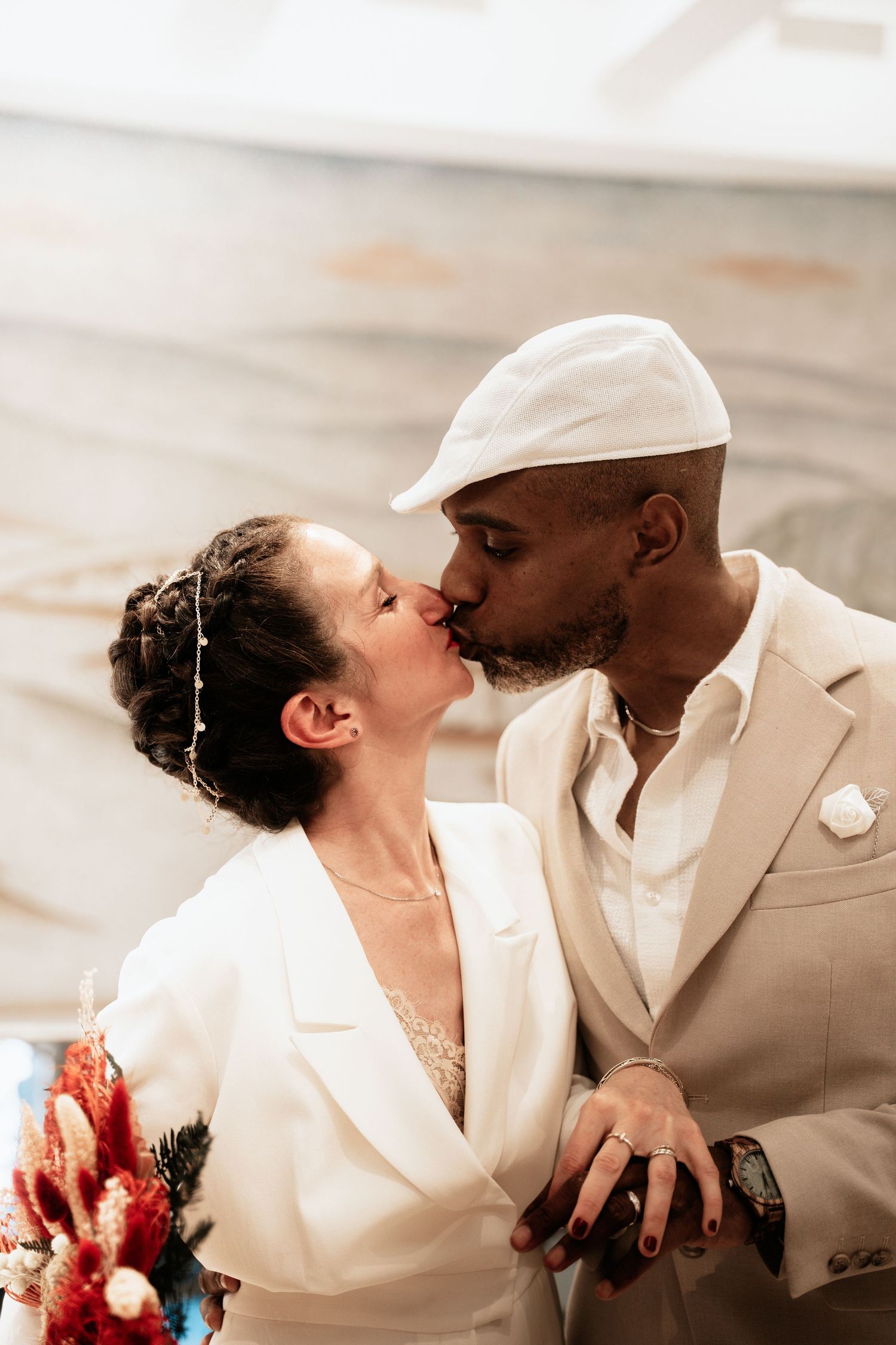 Un moment de mariage romantique capturé dans des tons beiges doux avec des vêtements assortis.