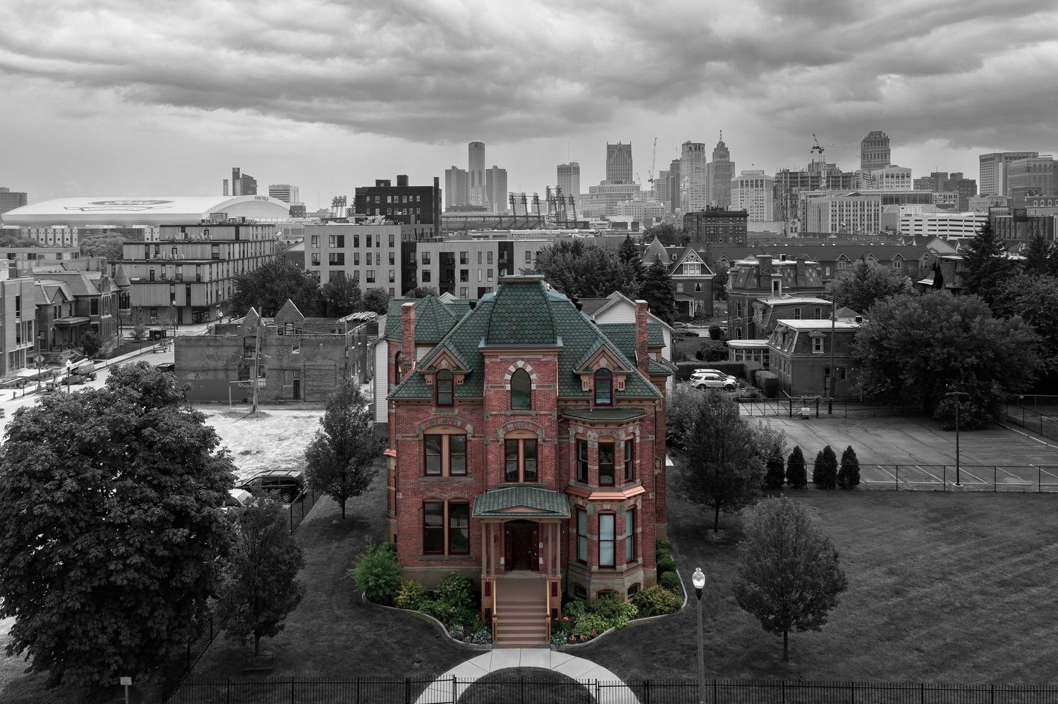 Black and white panoramic cityscape of the Detroit Michigan skyline with the Edmund mansion in the foreground.