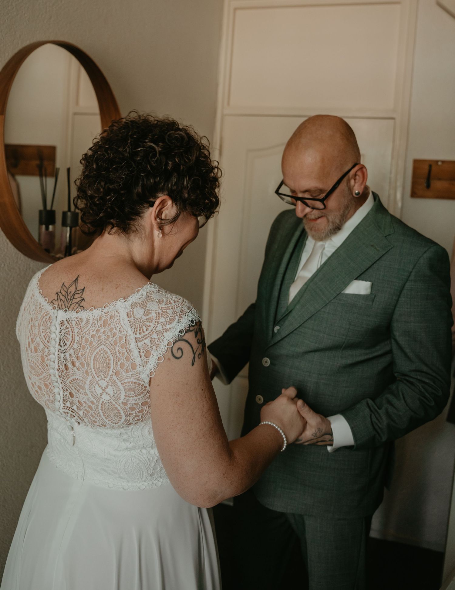Eerste ontmoeting van het bruidspaar tijdens de first look op hun trouwdag