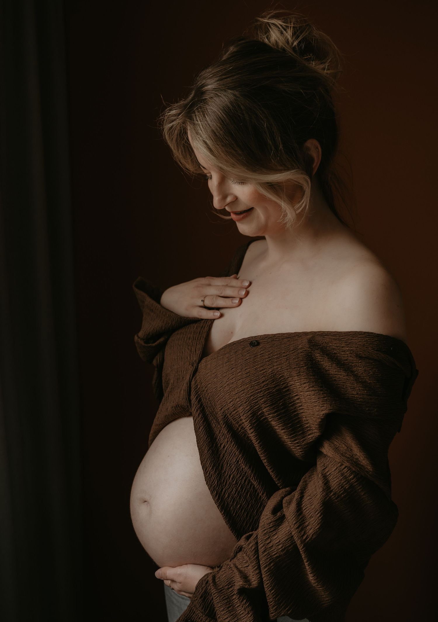 Tijdloze zwangerschapsshoot met een warme uitstraling | Carmen Roossien Fotografie
