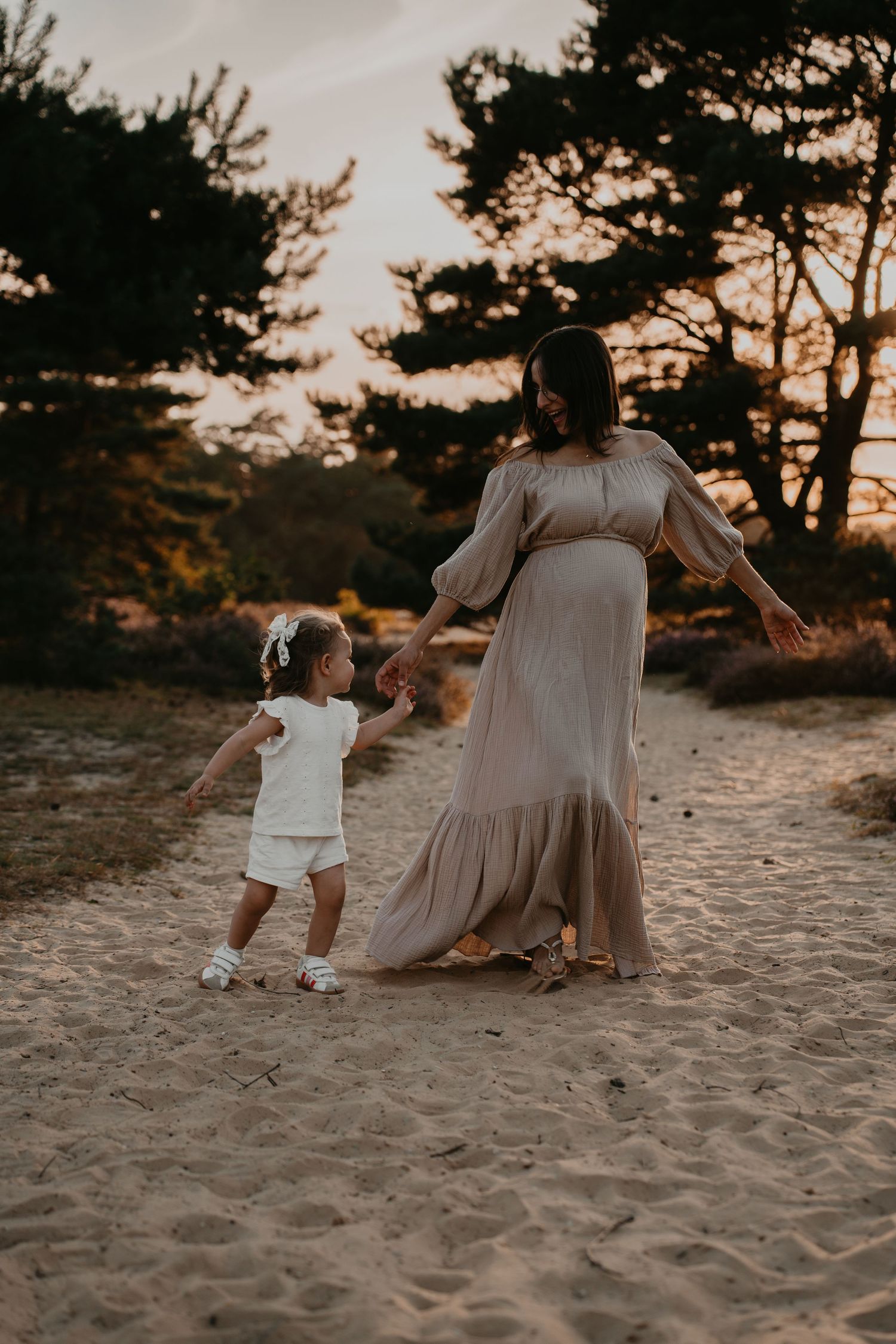 Golden hour tijdens zwangerschapsshoot | Carmen Roossien Fotografie