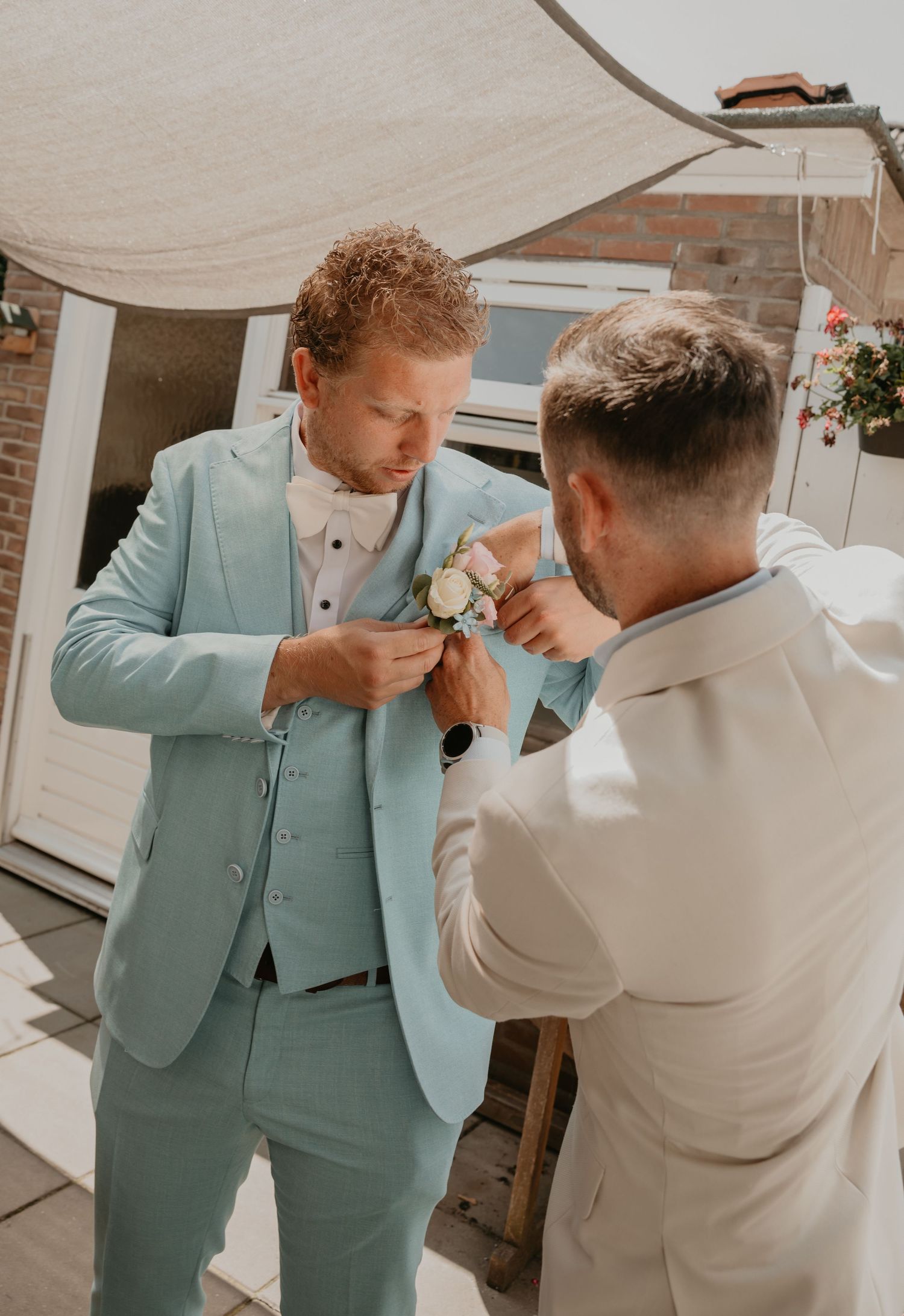 Alles goed recht maken voor de ceremonie | Carmen Roossien Fotografie