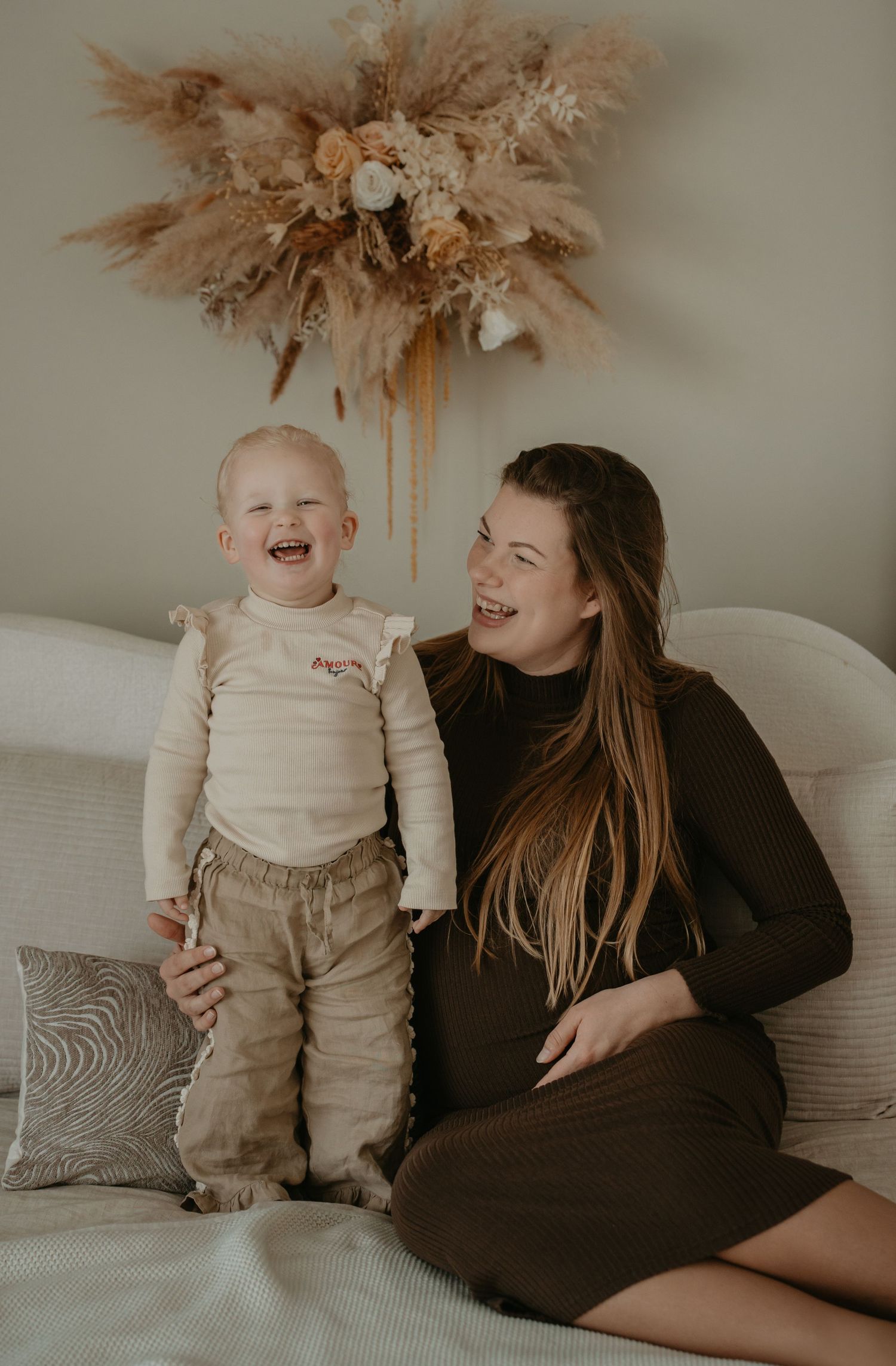 Spontane zwangerschapsshoot thuis samen met jullie kindje | Carmen Roossien Fotografie