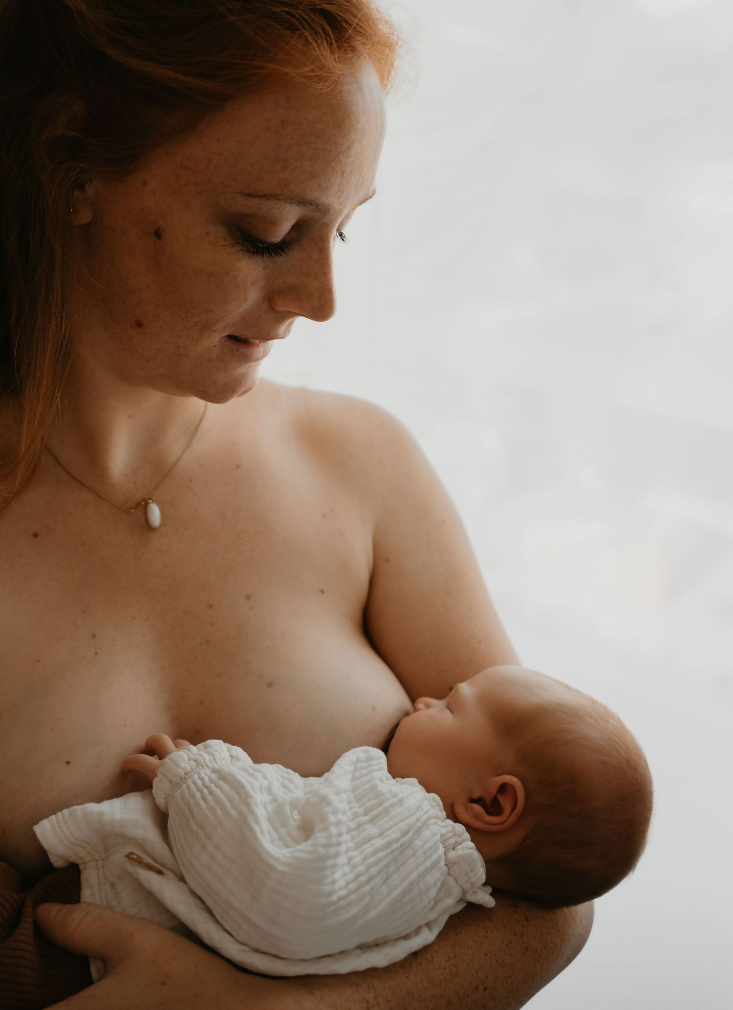 Borstvoeding tijdens een newborn shoot | Carmen Roossien Fotografie