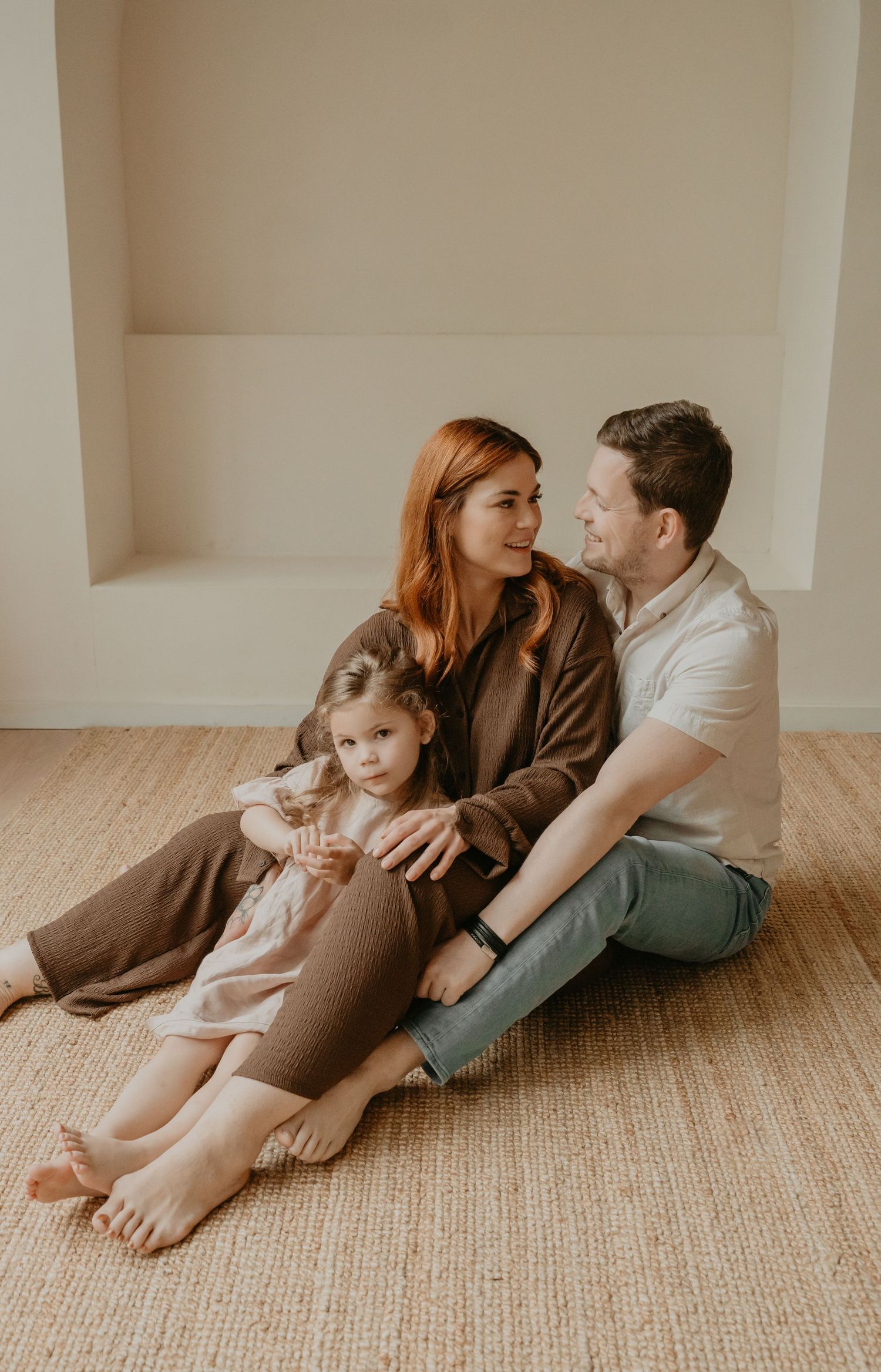 Moderne gezinsfotografie in een lichte studio in Drenthe met een rustige en tijdloze uitstraling