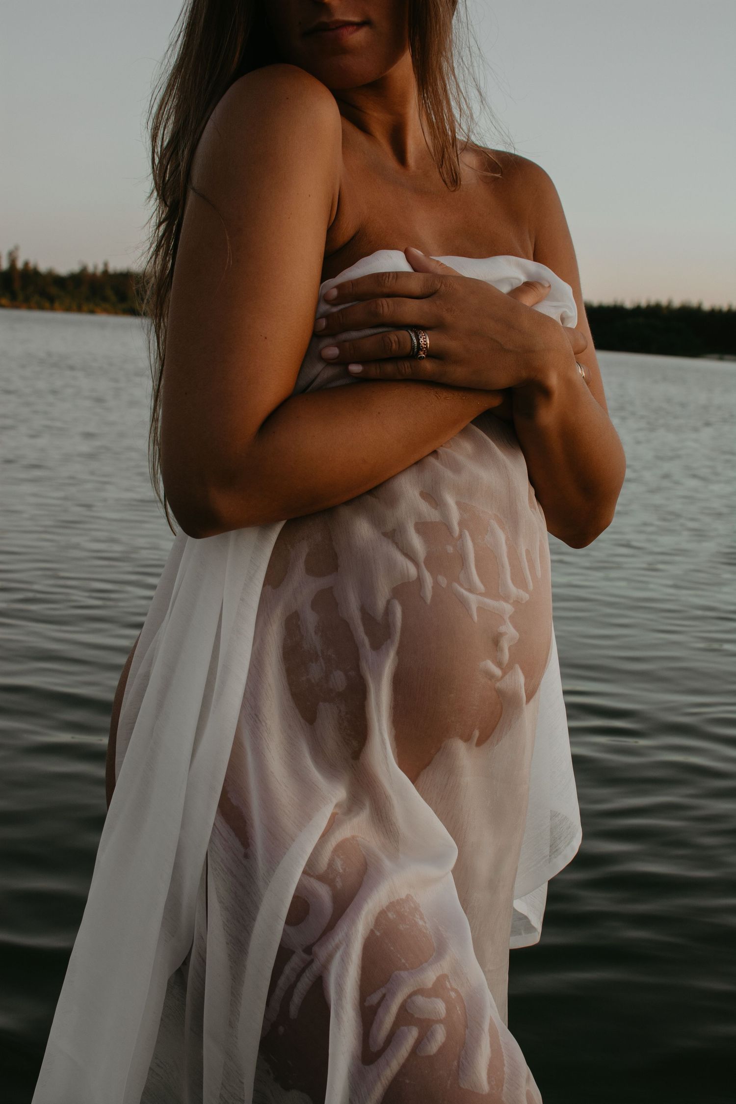 Intieme zwangerschapsshoot buiten tijdens golden hour | Carmen Roossien Fotografie