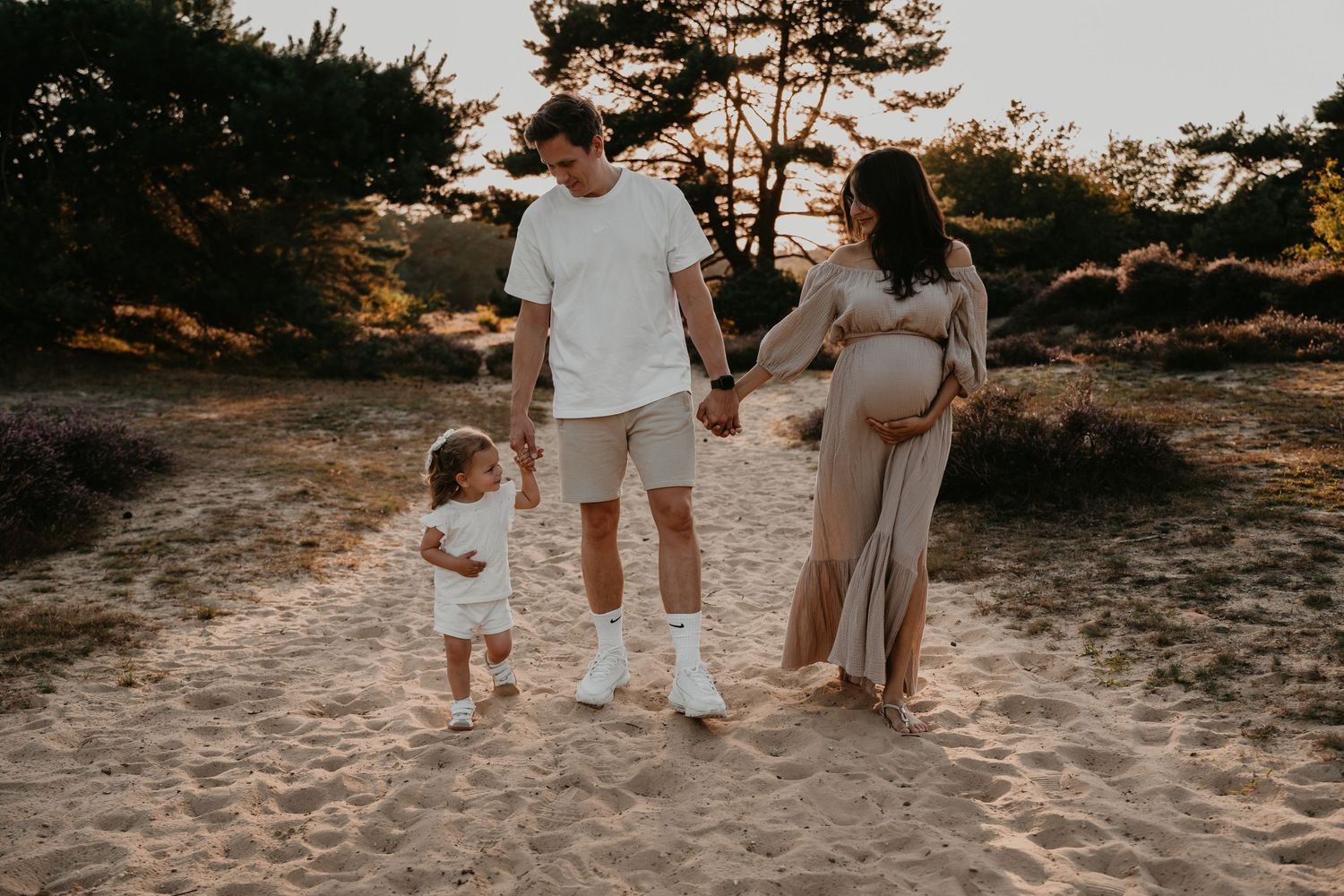 Spontane zwangerschapsshoot tijdens een wandeling door de Drentse duinen bij golden hour | Carmen Roossien Fotografie