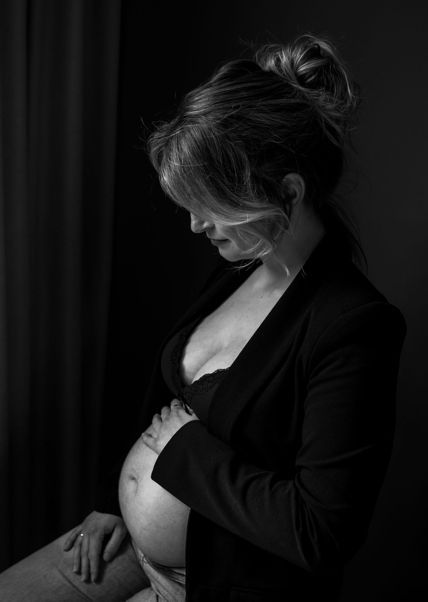 Artistieke zwart-wit zwangerschapsshoot met een rustige en tijdloze uitstraling | Carmen Roossien Fotografie
