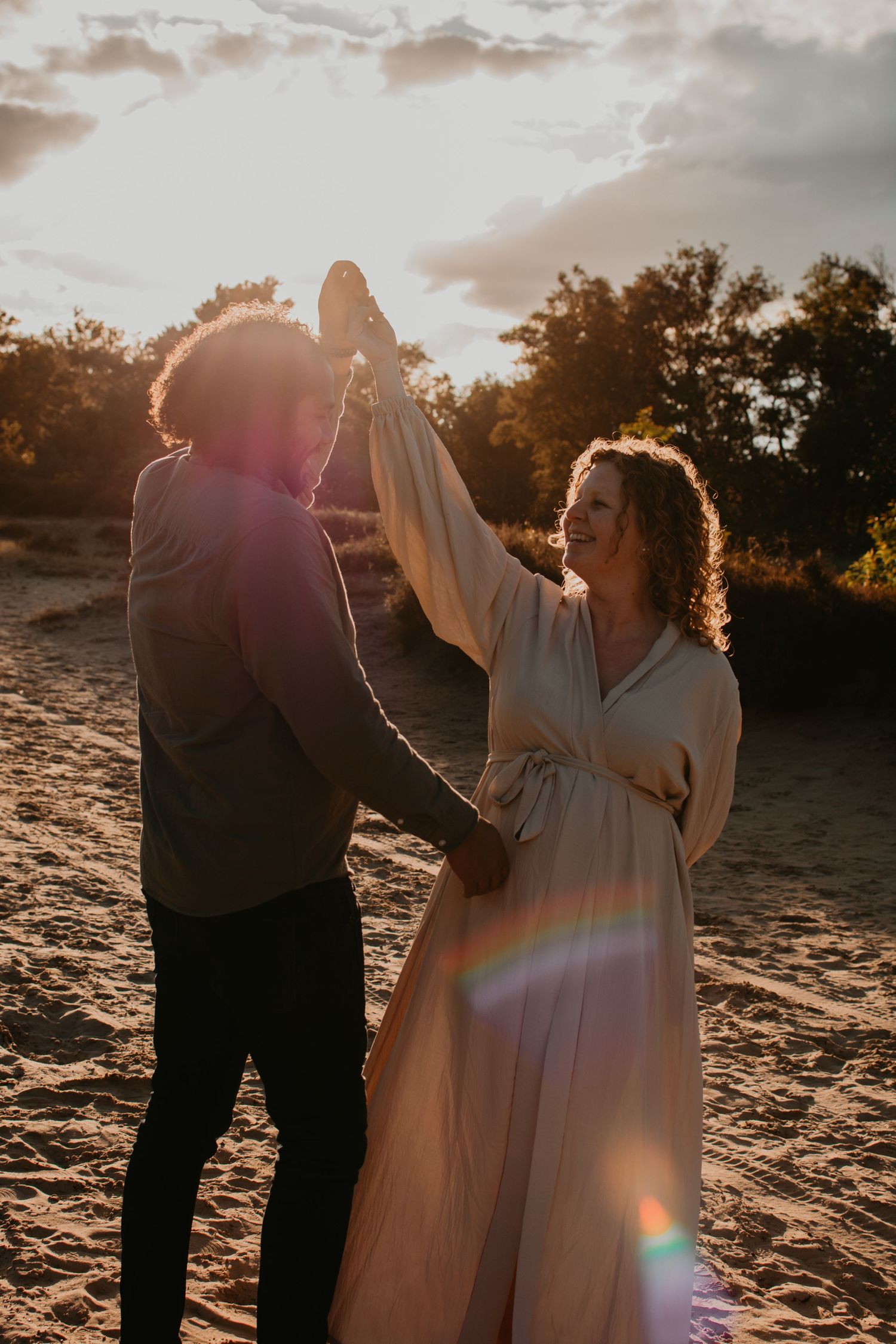 Spontane zwangerschapsshoot samen tijdens golden hour | Carmen Roossien Fotografie