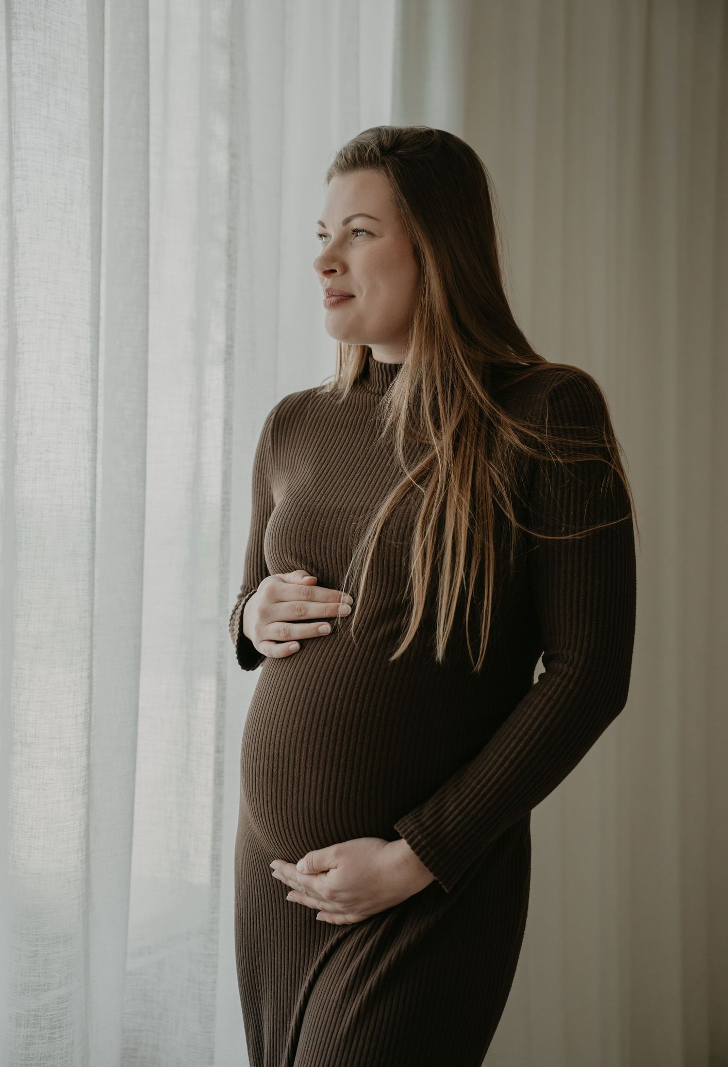 Rustige zwangerschapsshoot thuis met natuurlijk daglicht | Carmen Roossien Fotografie