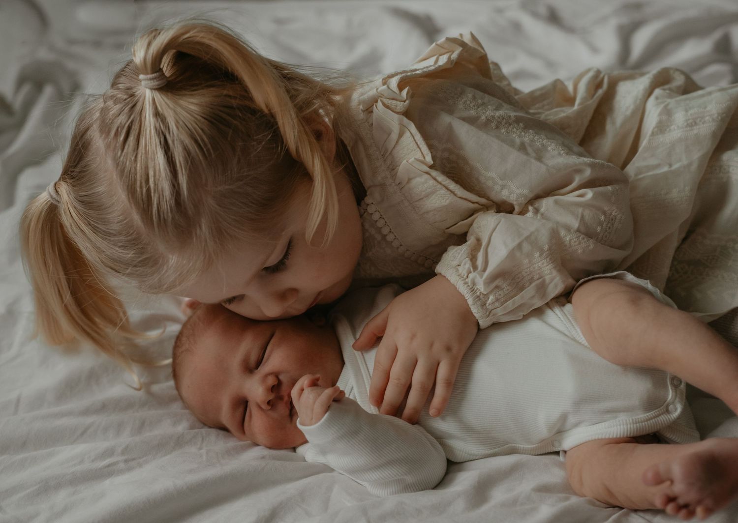 Newborn Lifestyle shoot met grote zus | Carmen Roossien Fotografie