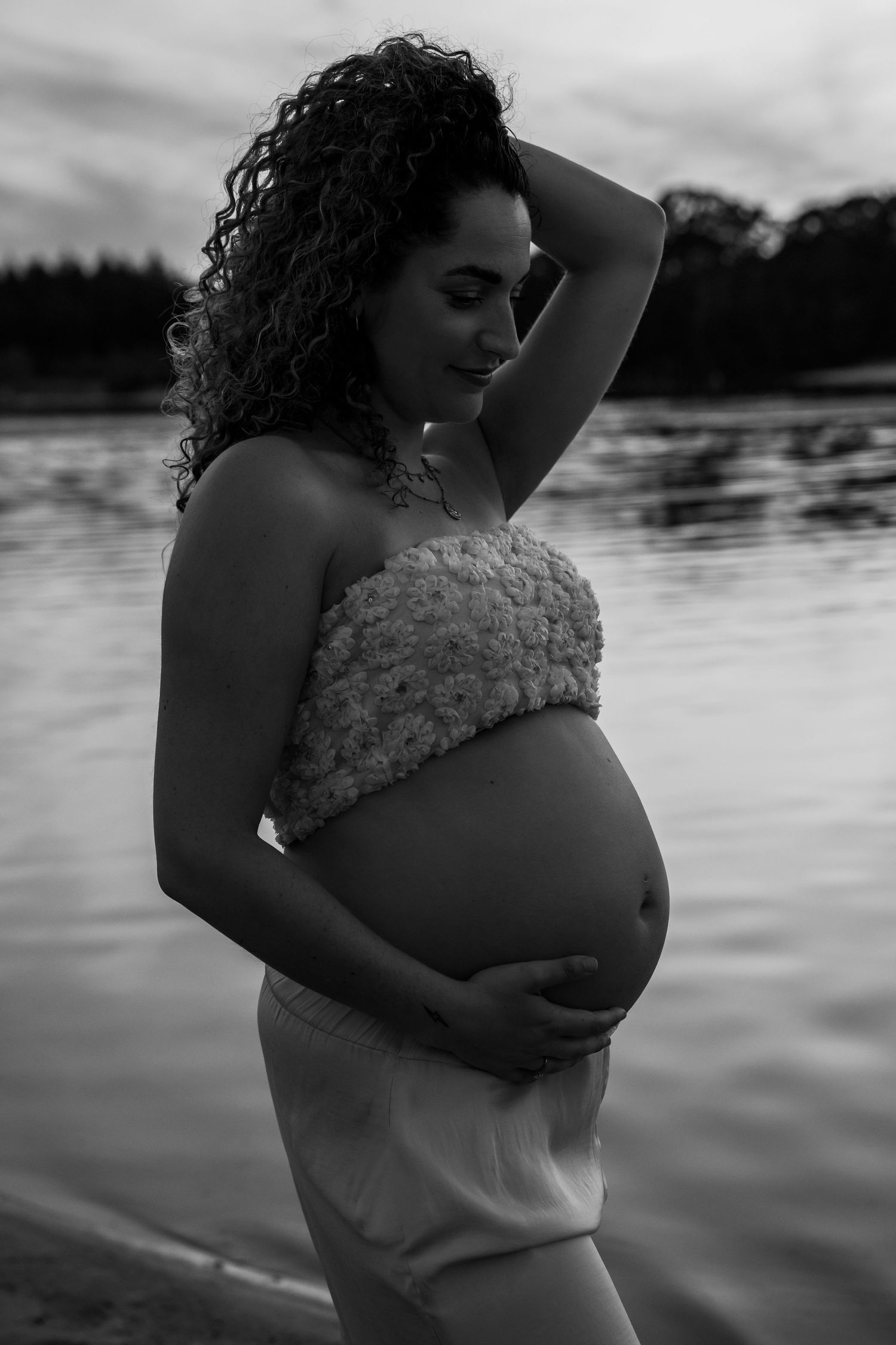Zwangere vrouw fotoshoot aan het meer in de province Drenthe | Carmen Roossien Fotografie