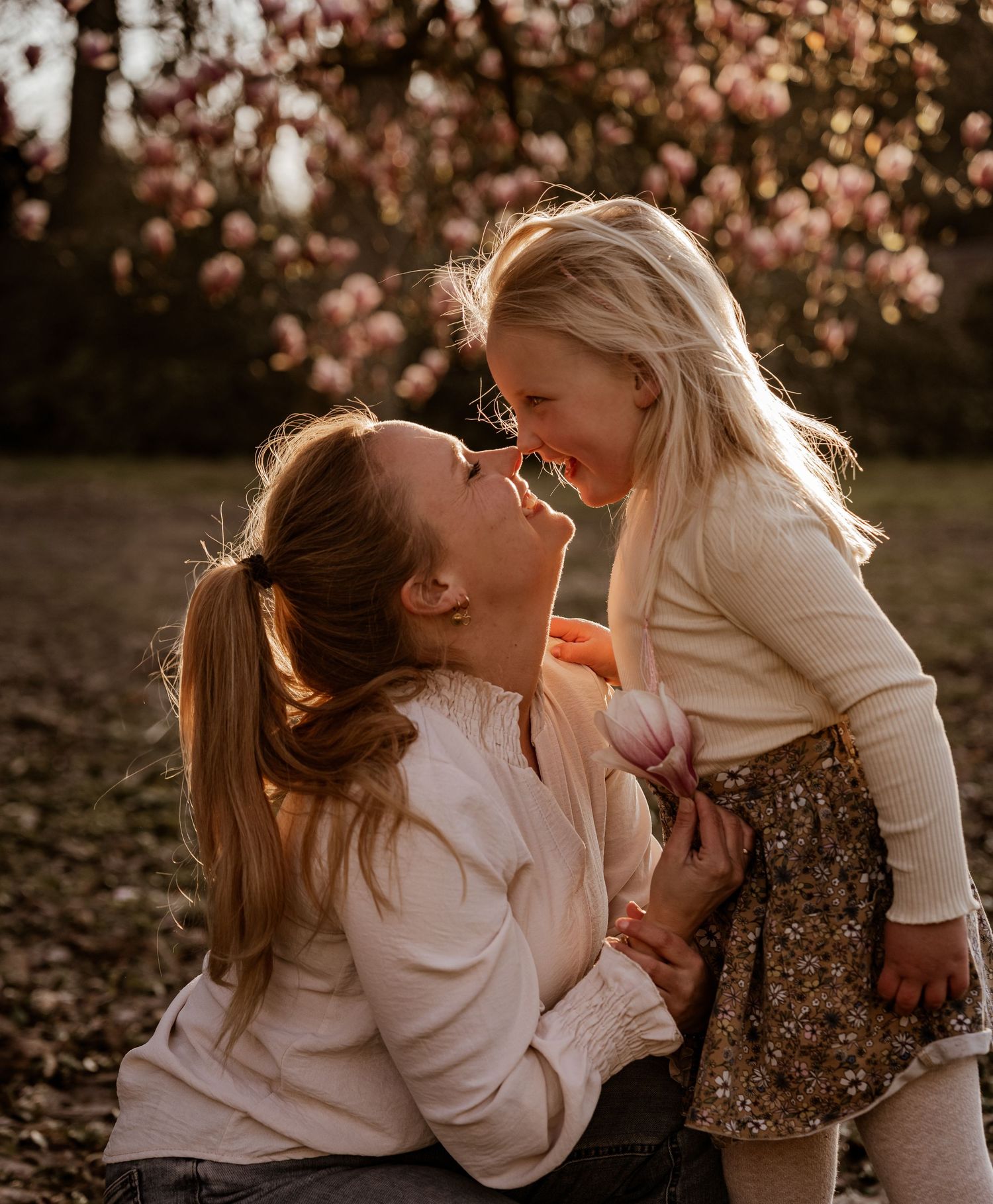 Liefdevol moment tussen moeder en kind tijdens een fotoshoot in Drenthe in de lente