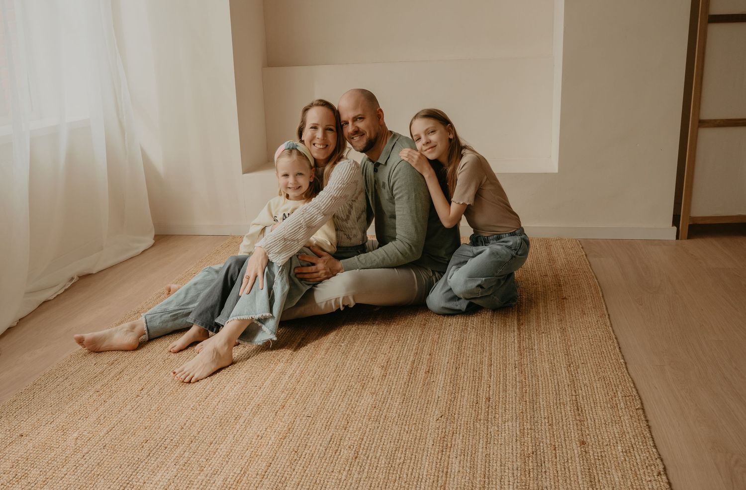 Familie fotoshoot in een lichte studio in Drenthe met een moderne en rustige stijl