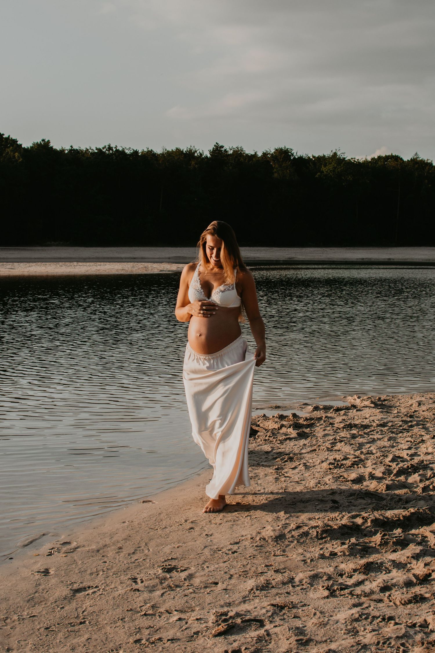 Zwangerschapsshoot op het strand tijdens een warme zomeravond | Carmen Roossien Fotografie
