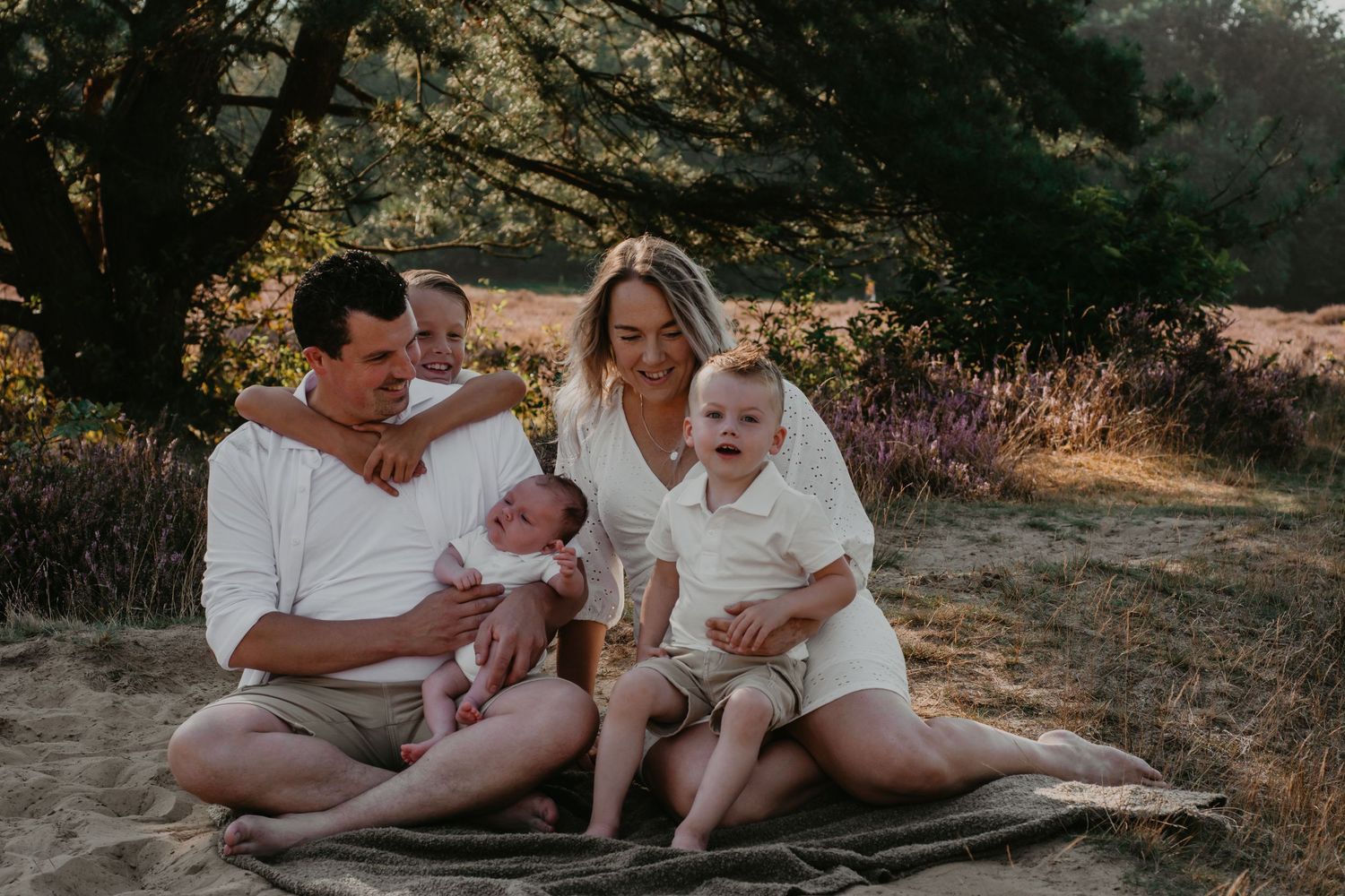 Familie fotoshoot in Drenthe met jonge kinderen en baby in een natuurlijke setting buiten