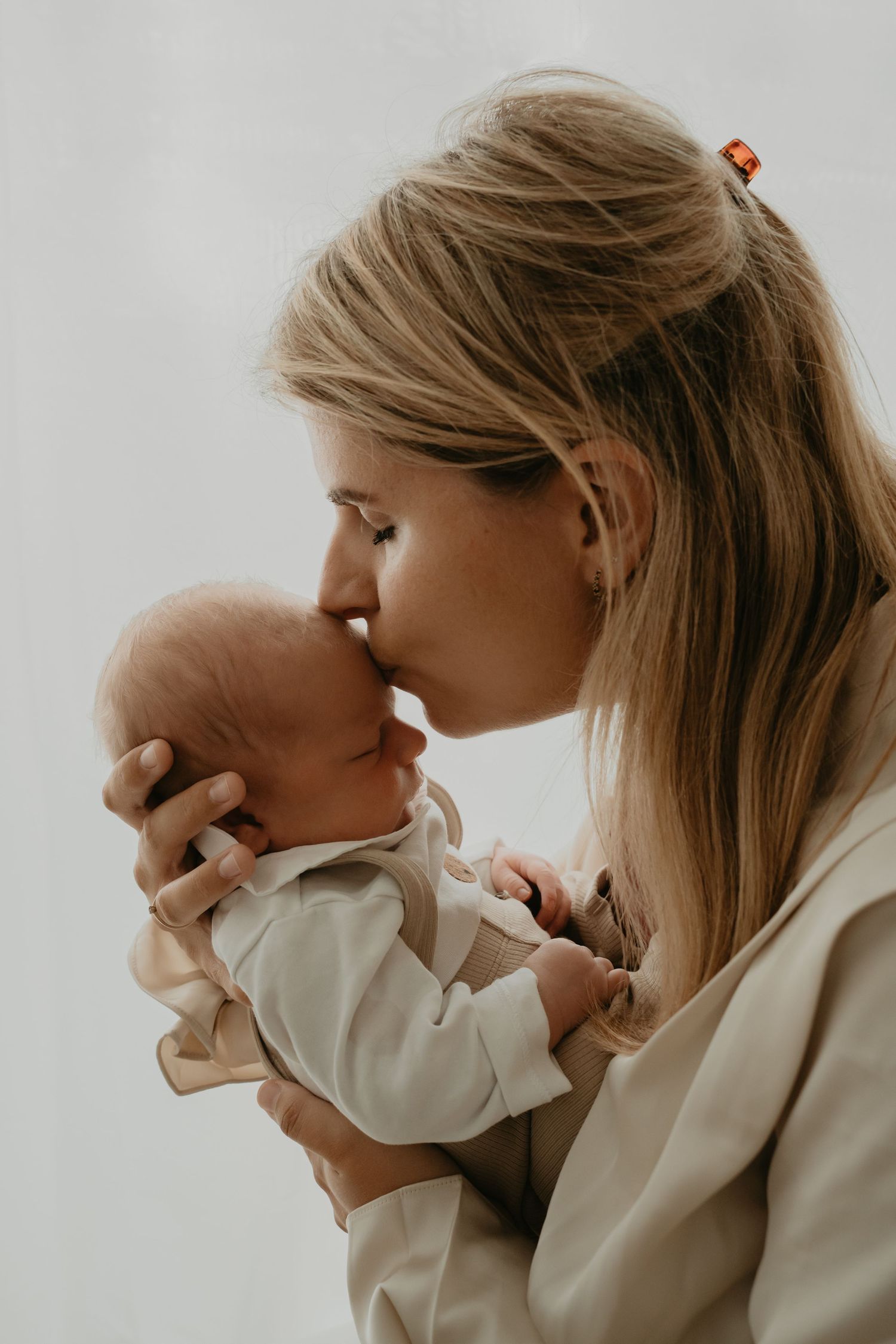 Kusjes en knuffels voor de baby tijdens een shoot | Carmen Roossien Fotografie
