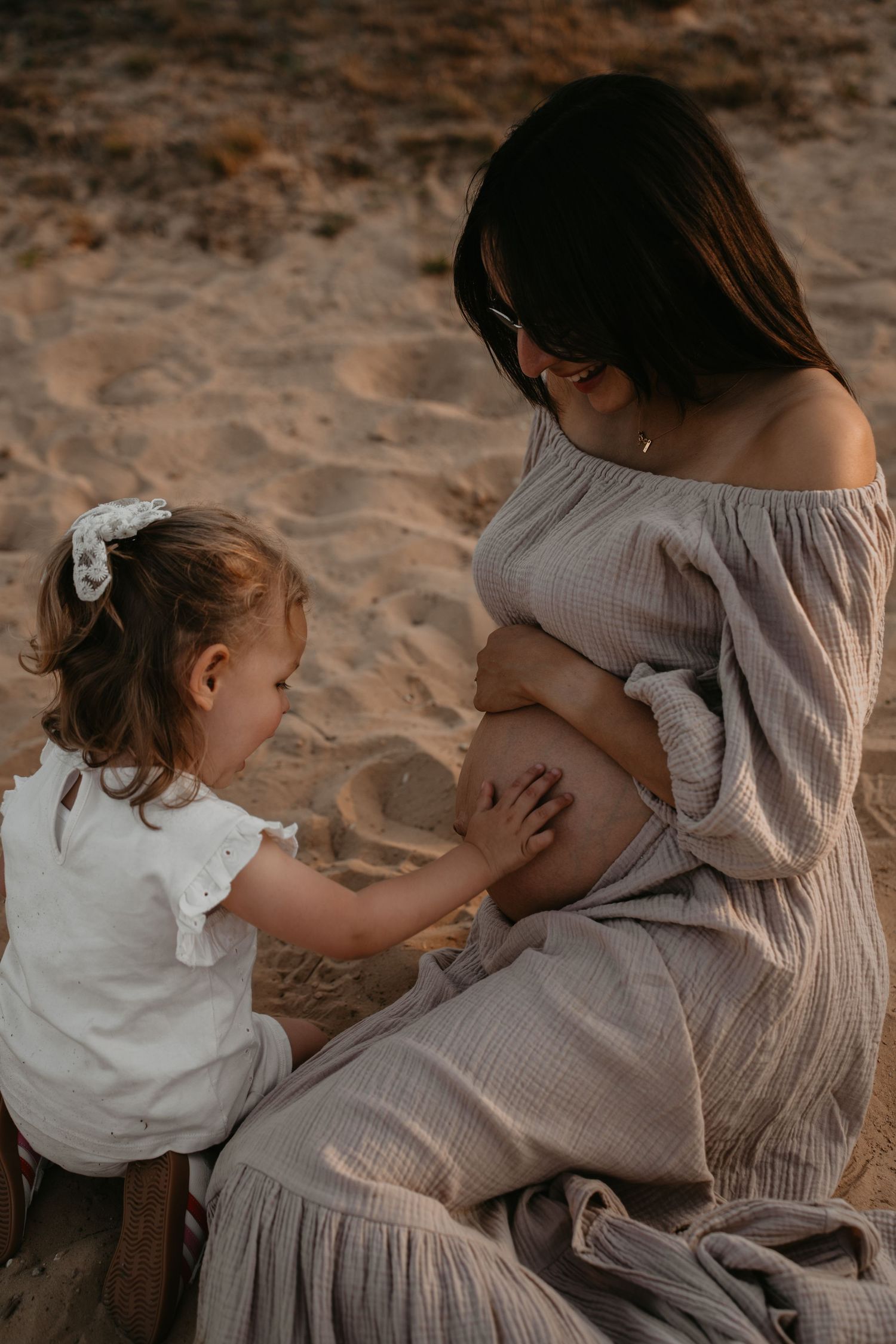 Buikje aaien van mama | Carmen Roossien Fotografie