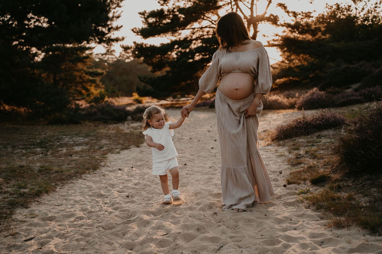 Spontane zwangerschapsshoot in de natuur met moeder en dochter tijdens zonsondergang | Carmen Roossien Fotografie
